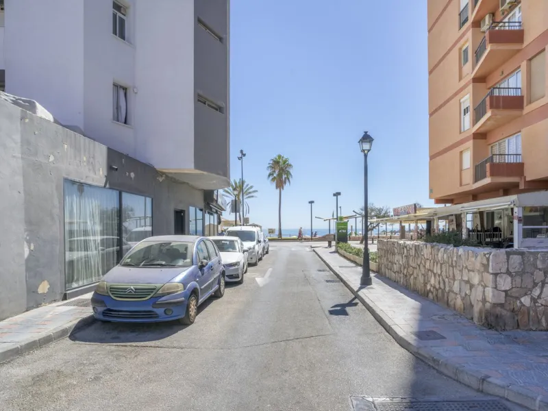Exclusive duplex penthouse in one of the most sought-after areas of Fuengirola, just 150 meters from the beach, ideal both as a permanent residence and as an investment with high potential for holiday rental income.