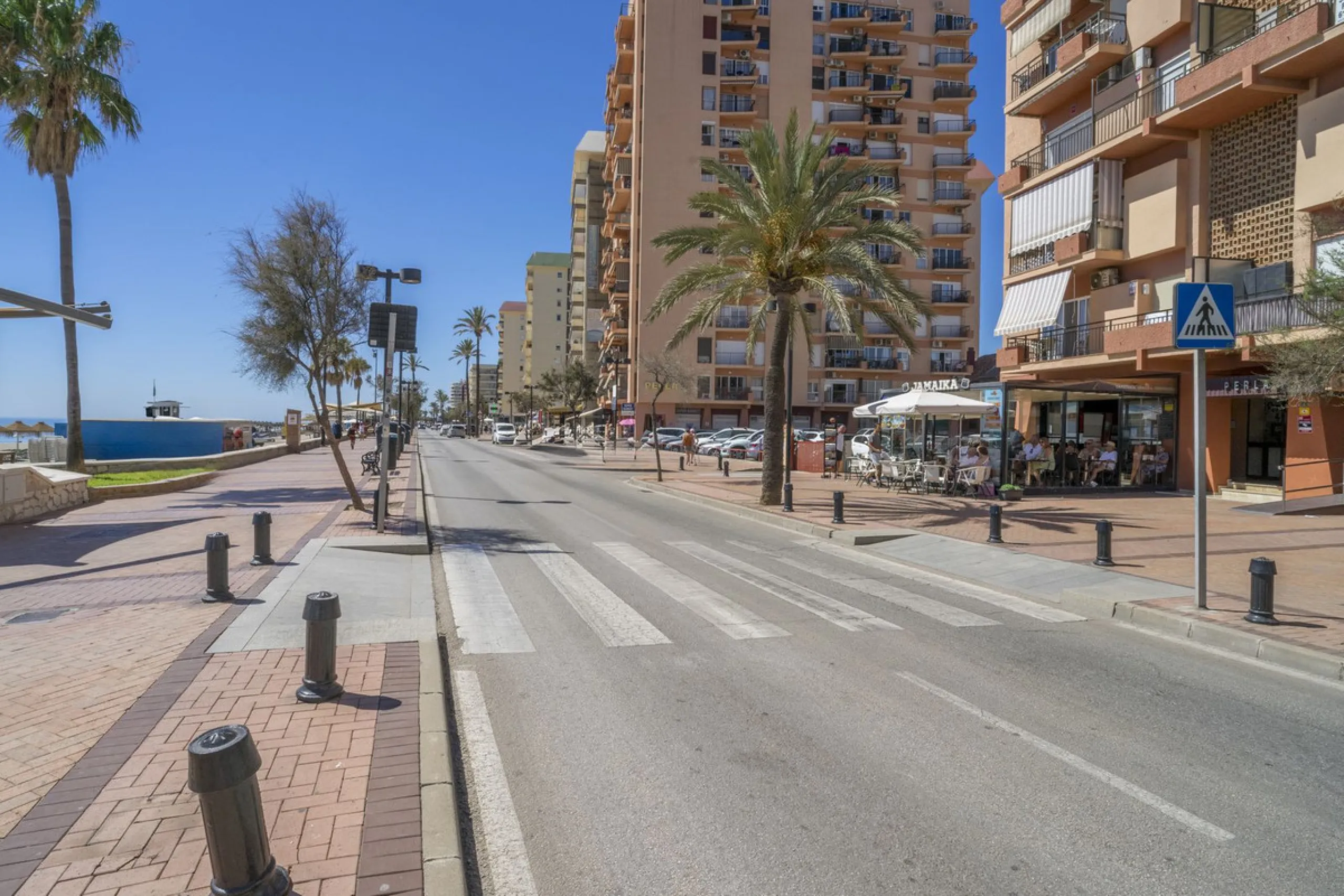 Exclusive duplex penthouse in one of the most sought-after areas of Fuengirola, just 150 meters from the beach, ideal both as a permanent residence and as an investment with high potential for holiday rental income.