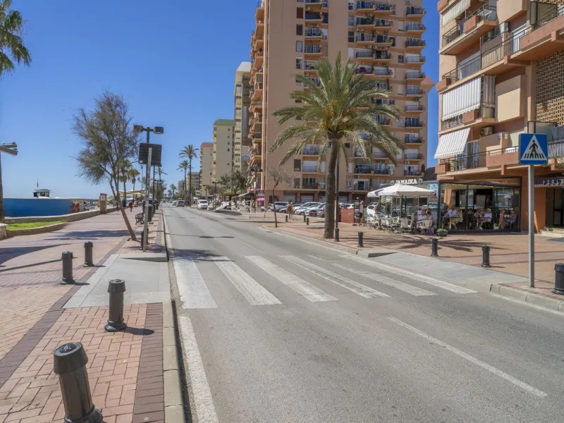 Exclusive duplex penthouse in one of the most sought-after areas of Fuengirola, just 150 meters from the beach, ideal both as a permanent residence and as an investment with high potential for holiday rental income.