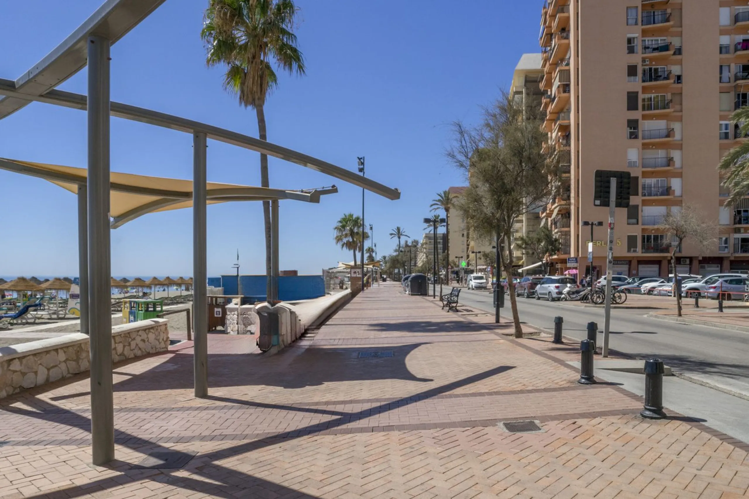 Exclusive duplex penthouse in one of the most sought-after areas of Fuengirola, just 150 meters from the beach, ideal both as a permanent residence and as an investment with high potential for holiday rental income.