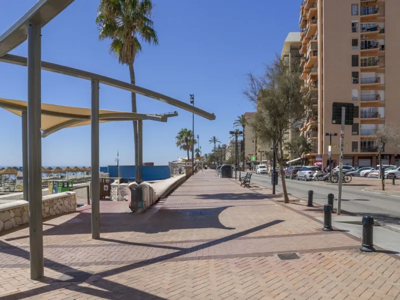 Exclusive duplex penthouse in one of the most sought-after areas of Fuengirola, just 150 meters from the beach, ideal both as a permanent residence and as an investment with high potential for holiday rental income.