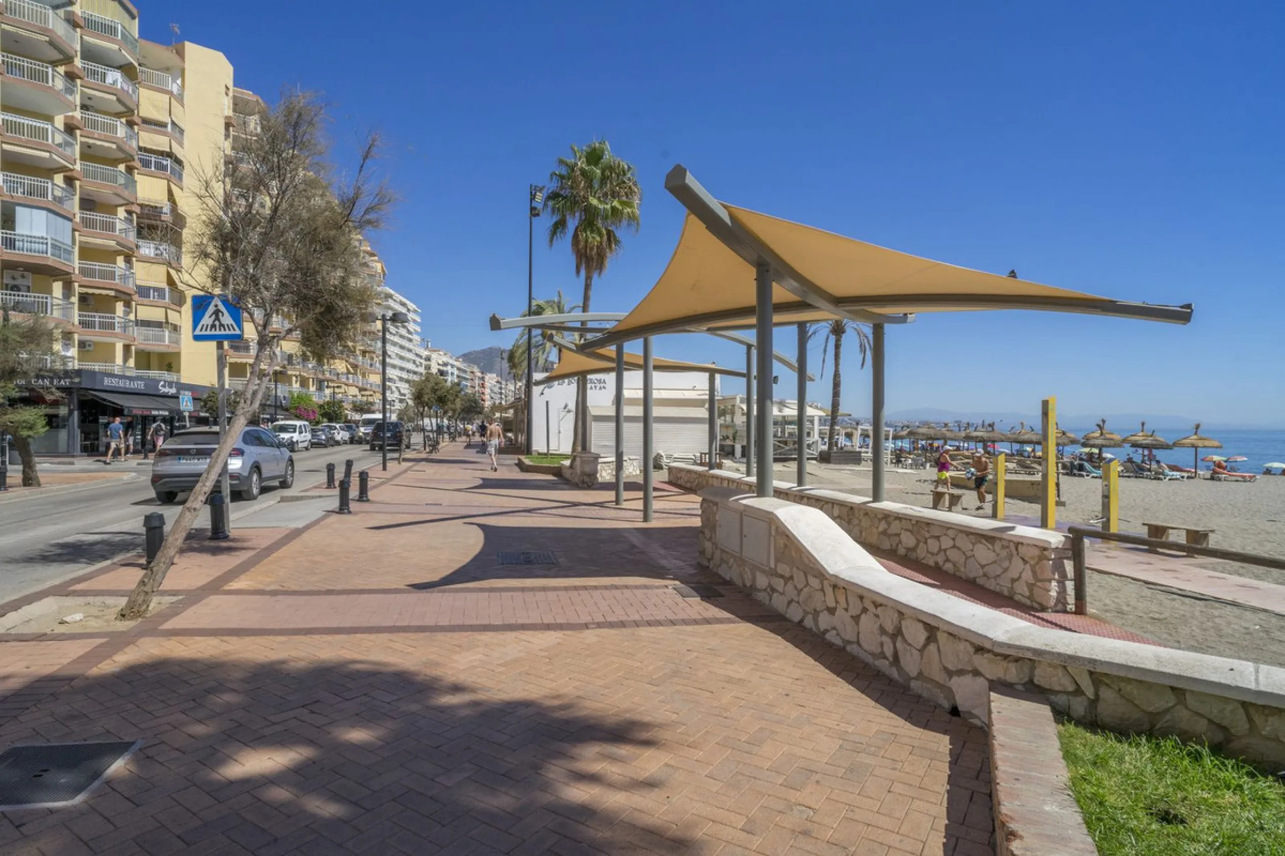 Exclusive duplex penthouse in one of the most sought-after areas of Fuengirola, just 150 meters from the beach, ideal both as a permanent residence and as an investment with high potential for holiday rental income.