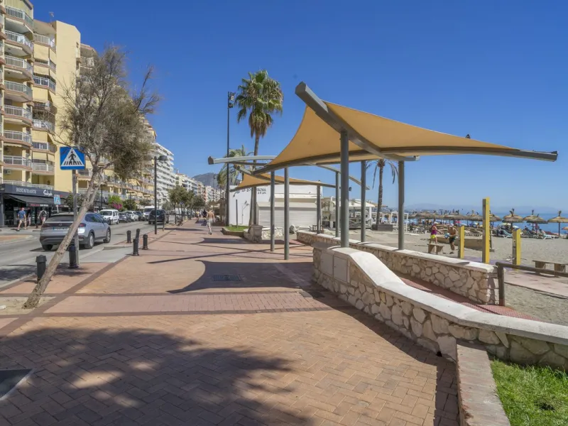 Exclusive duplex penthouse in one of the most sought-after areas of Fuengirola, just 150 meters from the beach, ideal both as a permanent residence and as an investment with high potential for holiday rental income.