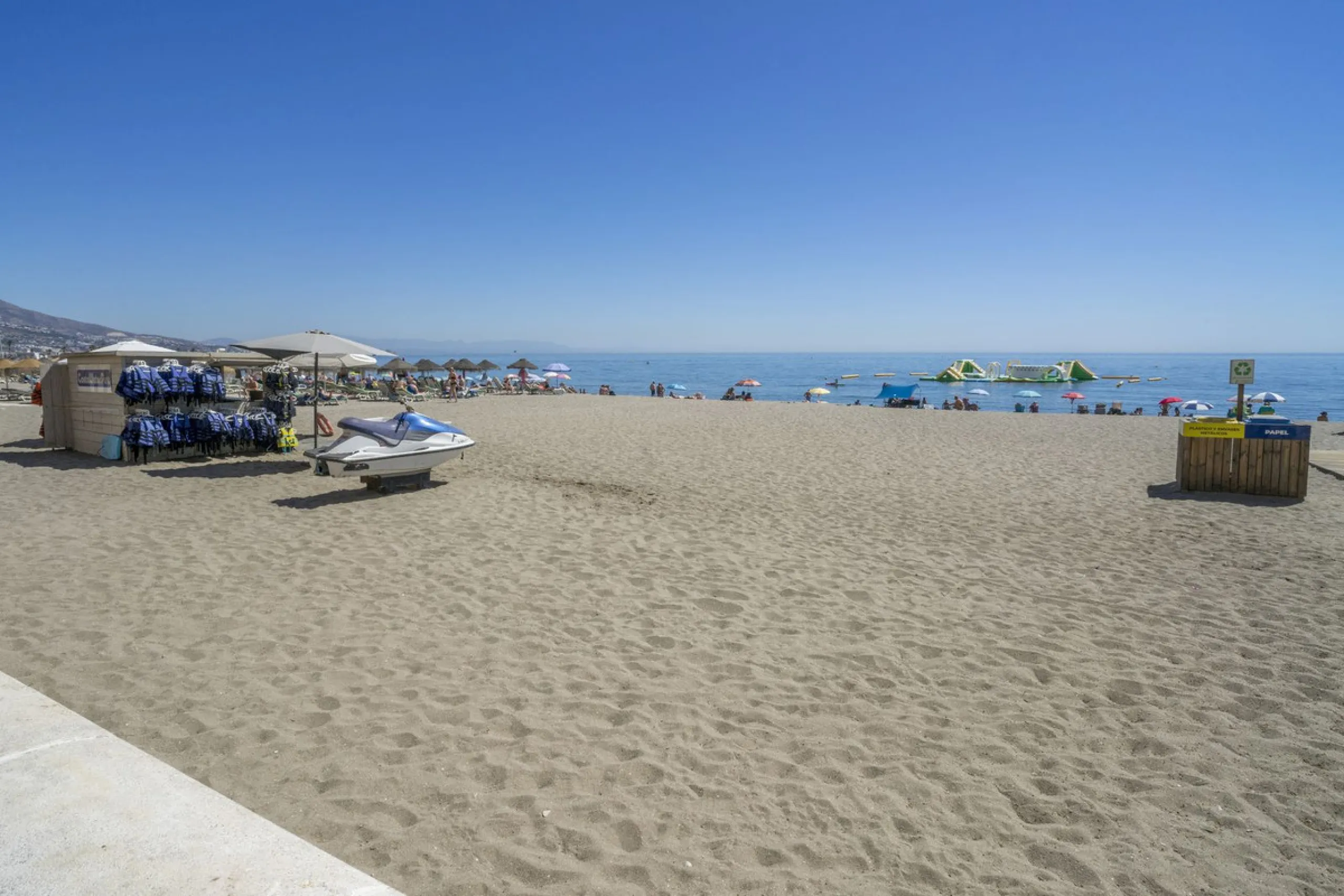 Exclusive duplex penthouse in one of the most sought-after areas of Fuengirola, just 150 meters from the beach, ideal both as a permanent residence and as an investment with high potential for holiday rental income.