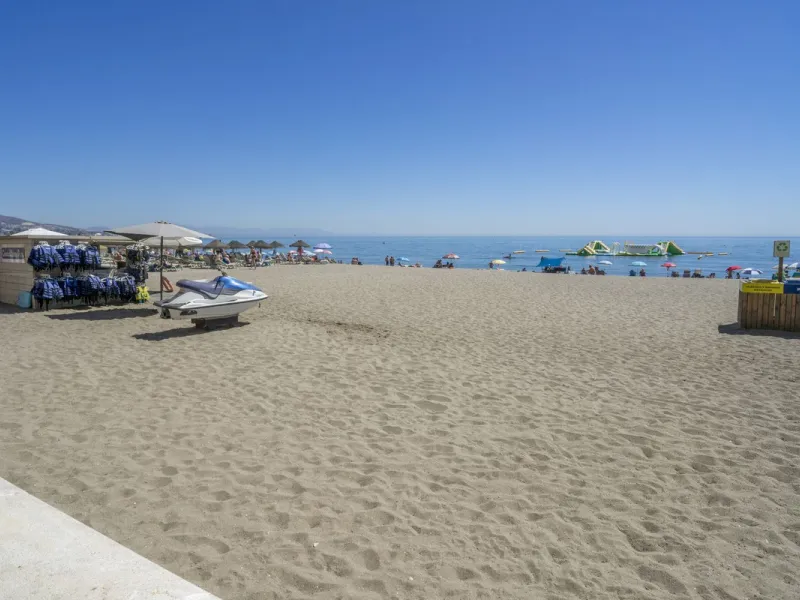 Exclusive duplex penthouse in one of the most sought-after areas of Fuengirola, just 150 meters from the beach, ideal both as a permanent residence and as an investment with high potential for holiday rental income.