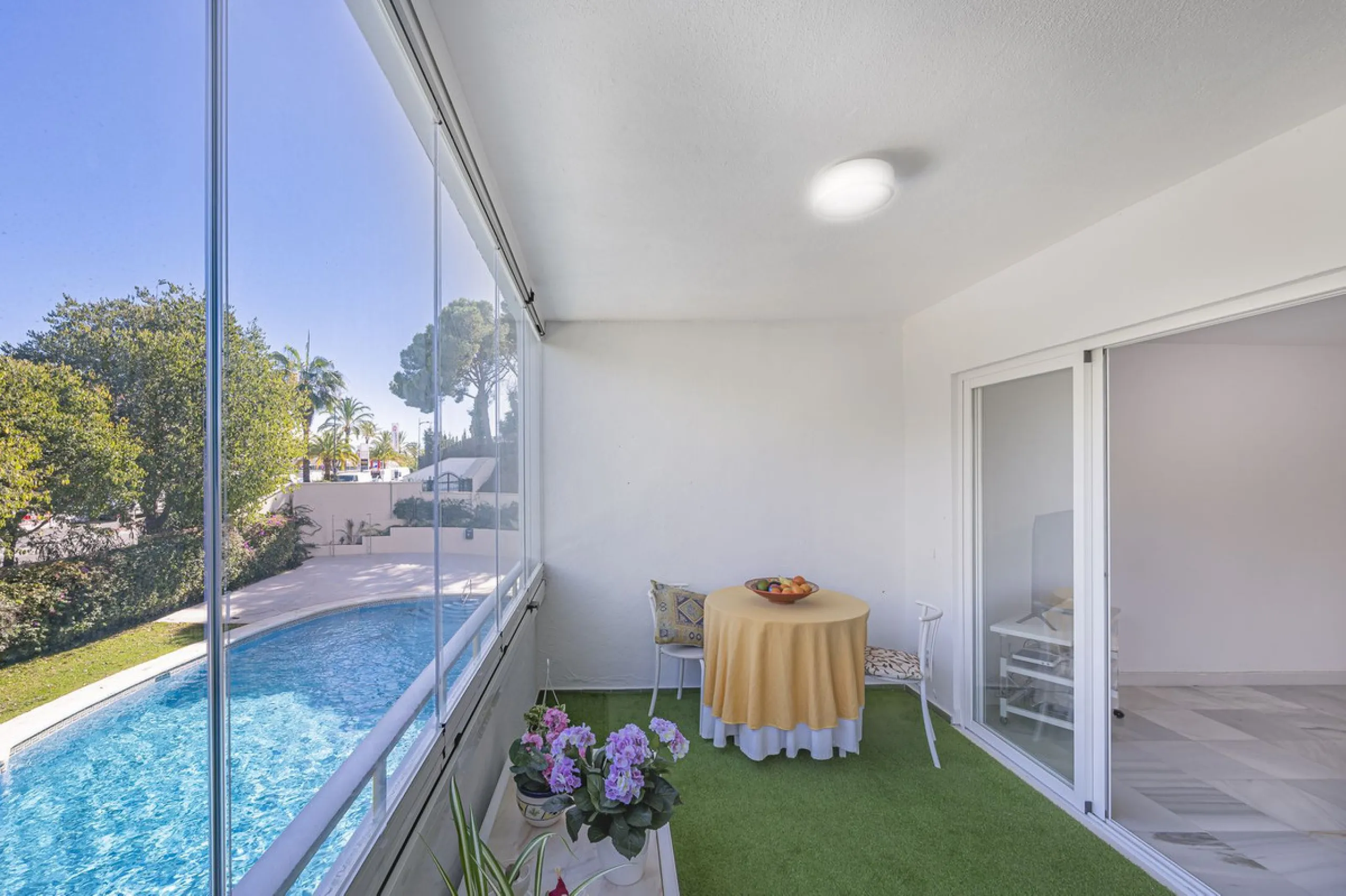 Spacious flat to refurbish in Nueva Andalucia, close to Centro Comercial Plaza and walking distance to Puerto Banus. Discover a unique option! A spacious flat, designed on one floor, which is characterised by its functional and comfortable layout. Upon en