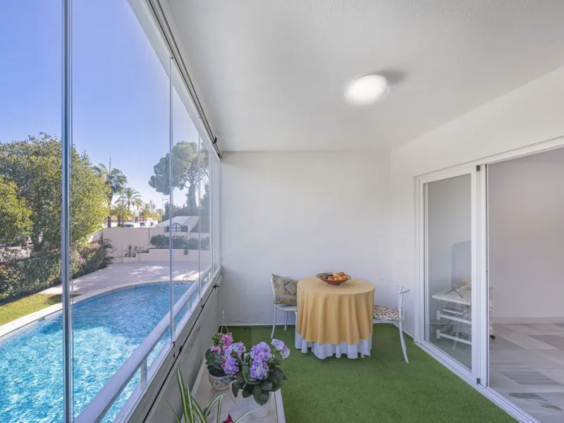 Spacious flat to refurbish in Nueva Andalucia, close to Centro Comercial Plaza and walking distance to Puerto Banus. Discover a unique option! A spacious flat, designed on one floor, which is characterised by its functional and comfortable layout. Upon en
