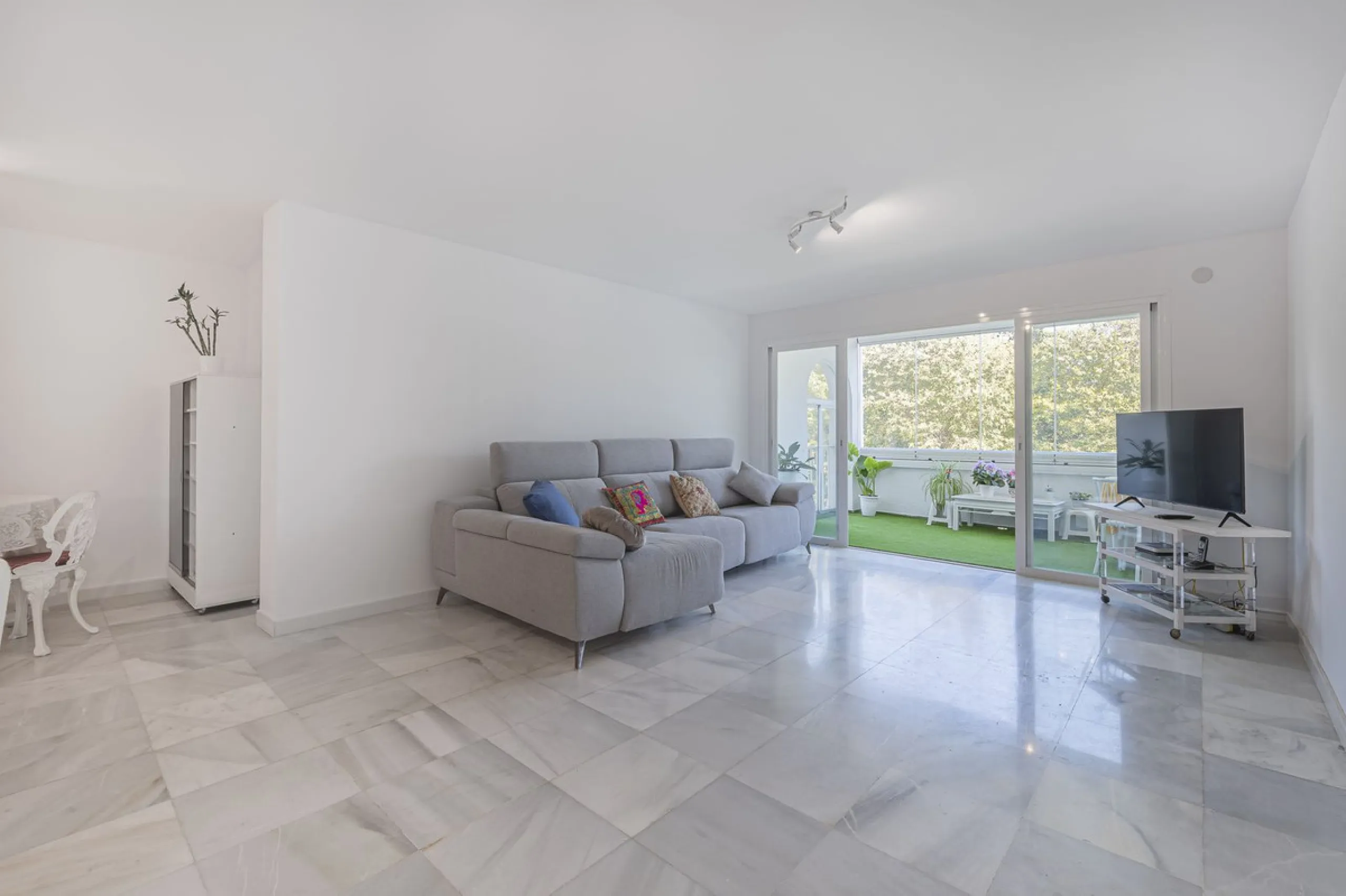 Spacious flat to refurbish in Nueva Andalucia, close to Centro Comercial Plaza and walking distance to Puerto Banus. Discover a unique option! A spacious flat, designed on one floor, which is characterised by its functional and comfortable layout. Upon en