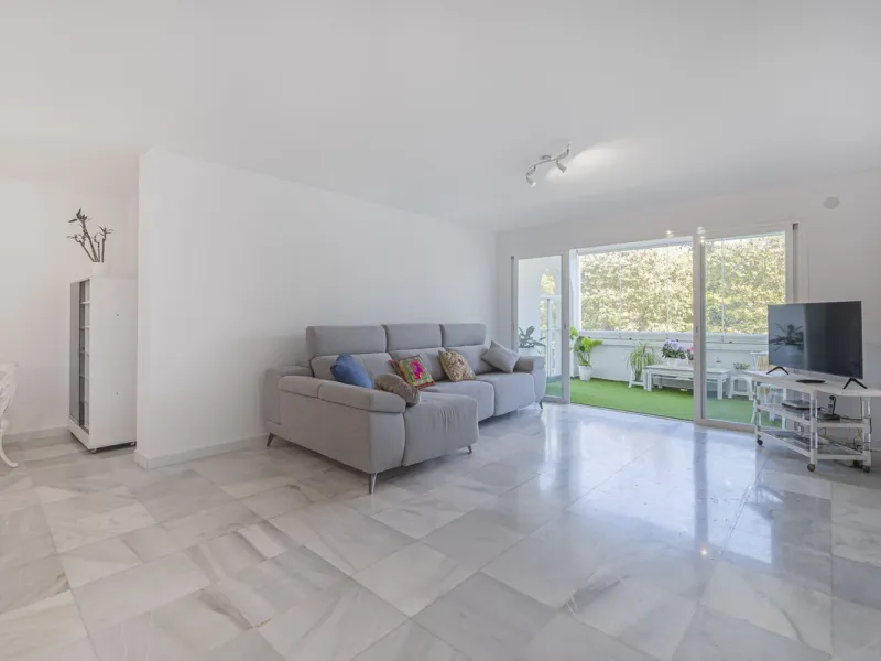 Spacious flat to refurbish in Nueva Andalucia, close to Centro Comercial Plaza and walking distance to Puerto Banus. Discover a unique option! A spacious flat, designed on one floor, which is characterised by its functional and comfortable layout. Upon en