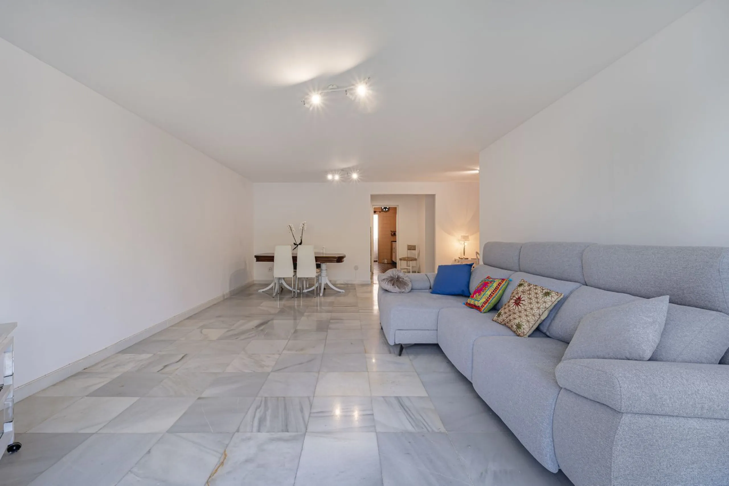 Spacious flat to refurbish in Nueva Andalucia, close to Centro Comercial Plaza and walking distance to Puerto Banus. Discover a unique option! A spacious flat, designed on one floor, which is characterised by its functional and comfortable layout. Upon en