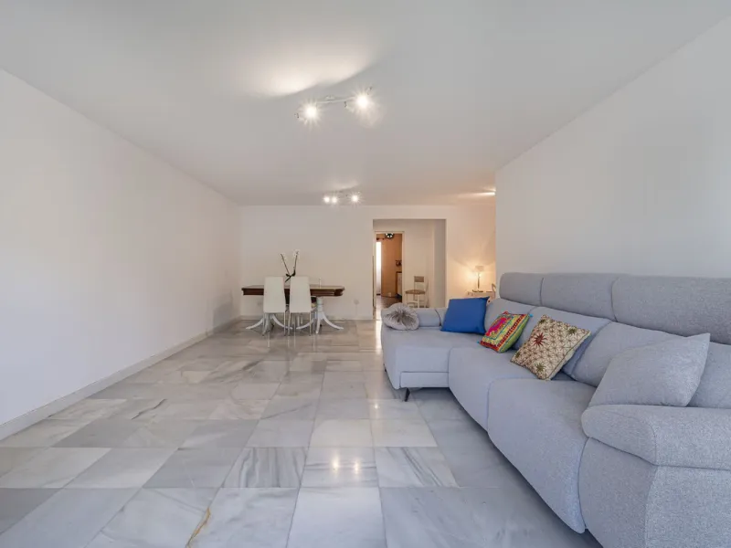 Spacious flat to refurbish in Nueva Andalucia, close to Centro Comercial Plaza and walking distance to Puerto Banus. Discover a unique option! A spacious flat, designed on one floor, which is characterised by its functional and comfortable layout. Upon en