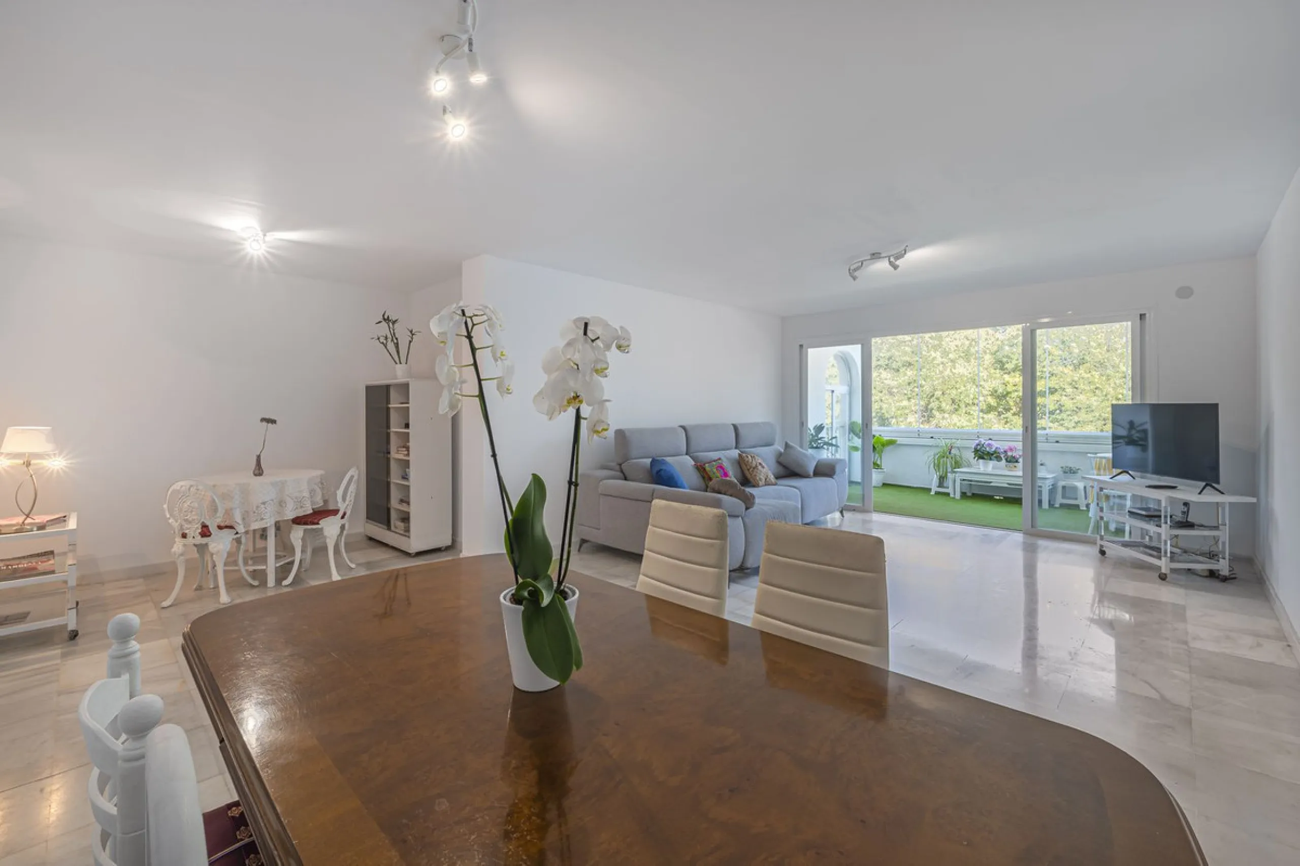 Spacious flat to refurbish in Nueva Andalucia, close to Centro Comercial Plaza and walking distance to Puerto Banus. Discover a unique option! A spacious flat, designed on one floor, which is characterised by its functional and comfortable layout. Upon en