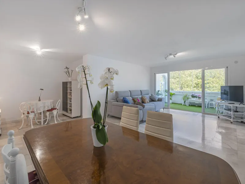 Spacious flat to refurbish in Nueva Andalucia, close to Centro Comercial Plaza and walking distance to Puerto Banus. Discover a unique option! A spacious flat, designed on one floor, which is characterised by its functional and comfortable layout. Upon en