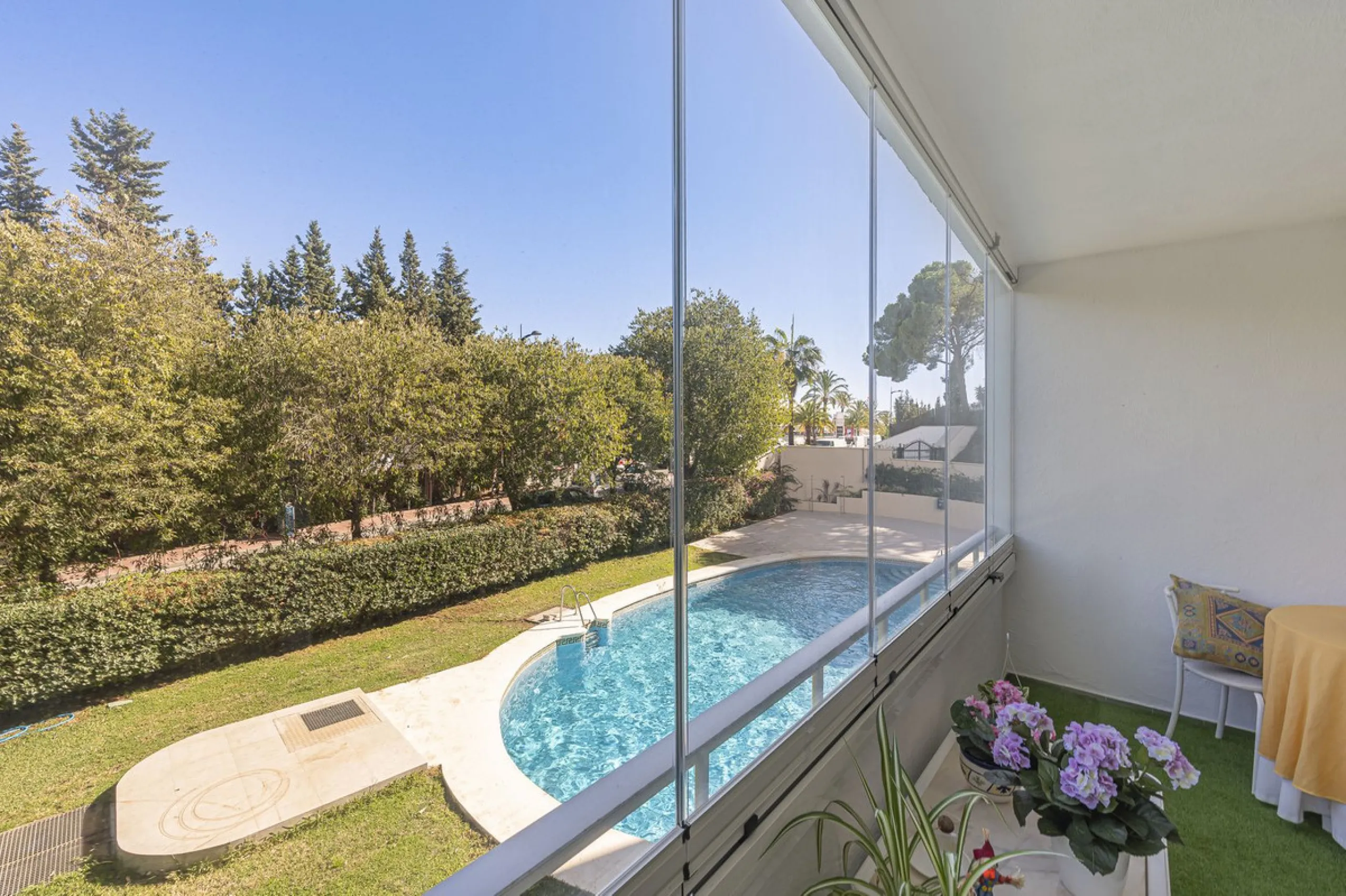 Spacious flat to refurbish in Nueva Andalucia, close to Centro Comercial Plaza and walking distance to Puerto Banus. Discover a unique option! A spacious flat, designed on one floor, which is characterised by its functional and comfortable layout. Upon en