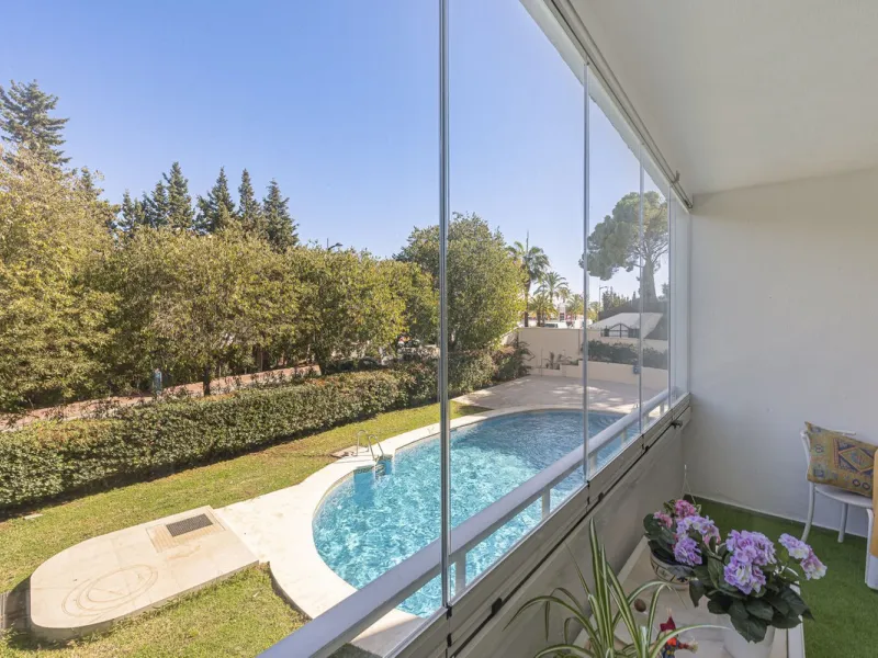 Spacious flat to refurbish in Nueva Andalucia, close to Centro Comercial Plaza and walking distance to Puerto Banus. Discover a unique option! A spacious flat, designed on one floor, which is characterised by its functional and comfortable layout. Upon en
