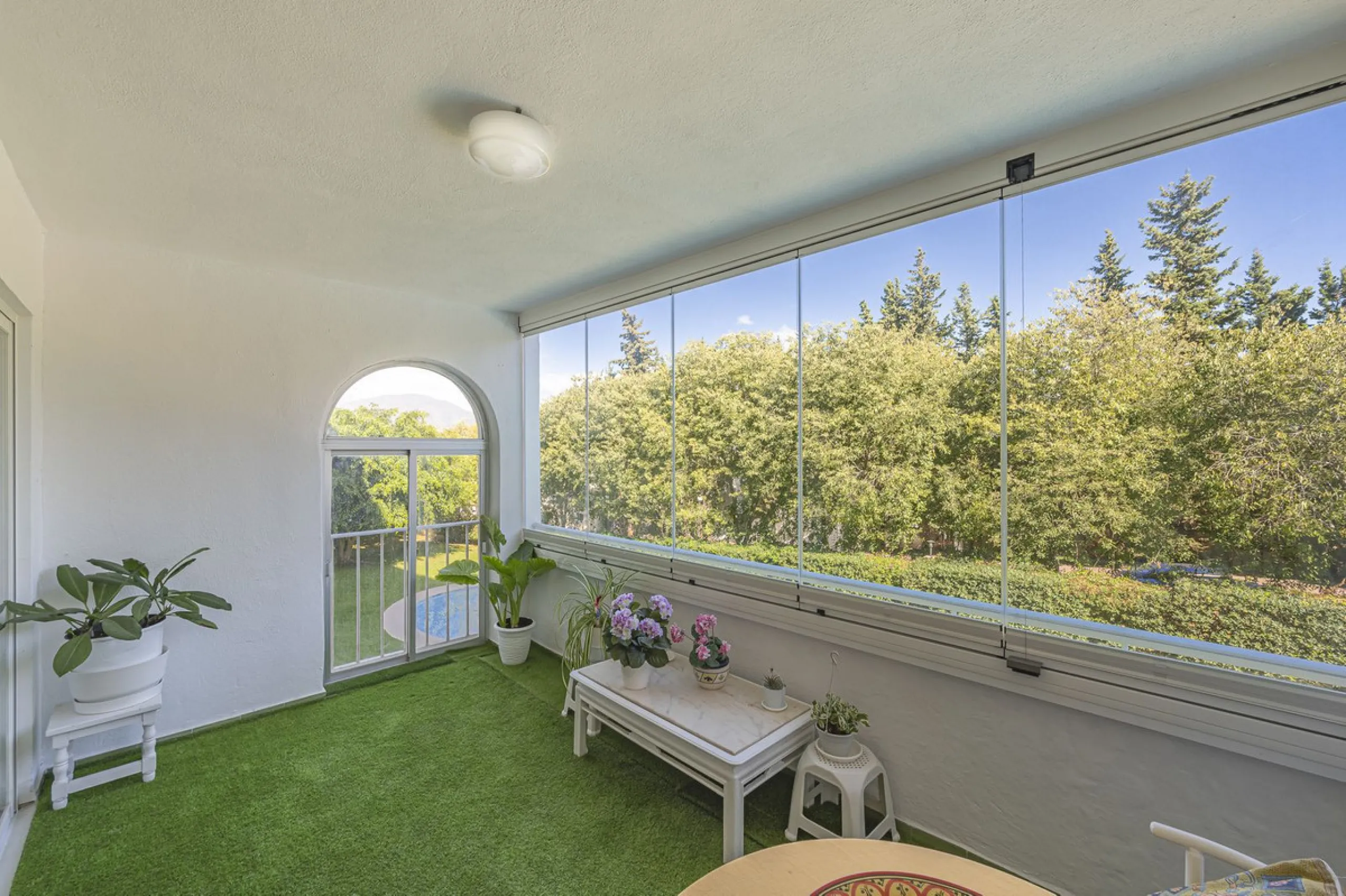 Spacious flat to refurbish in Nueva Andalucia, close to Centro Comercial Plaza and walking distance to Puerto Banus. Discover a unique option! A spacious flat, designed on one floor, which is characterised by its functional and comfortable layout. Upon en