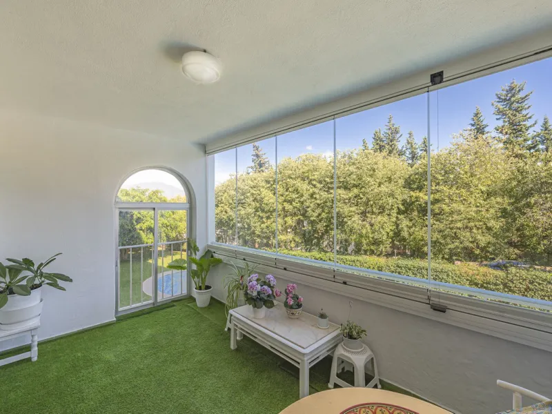 Spacious flat to refurbish in Nueva Andalucia, close to Centro Comercial Plaza and walking distance to Puerto Banus. Discover a unique option! A spacious flat, designed on one floor, which is characterised by its functional and comfortable layout. Upon en
