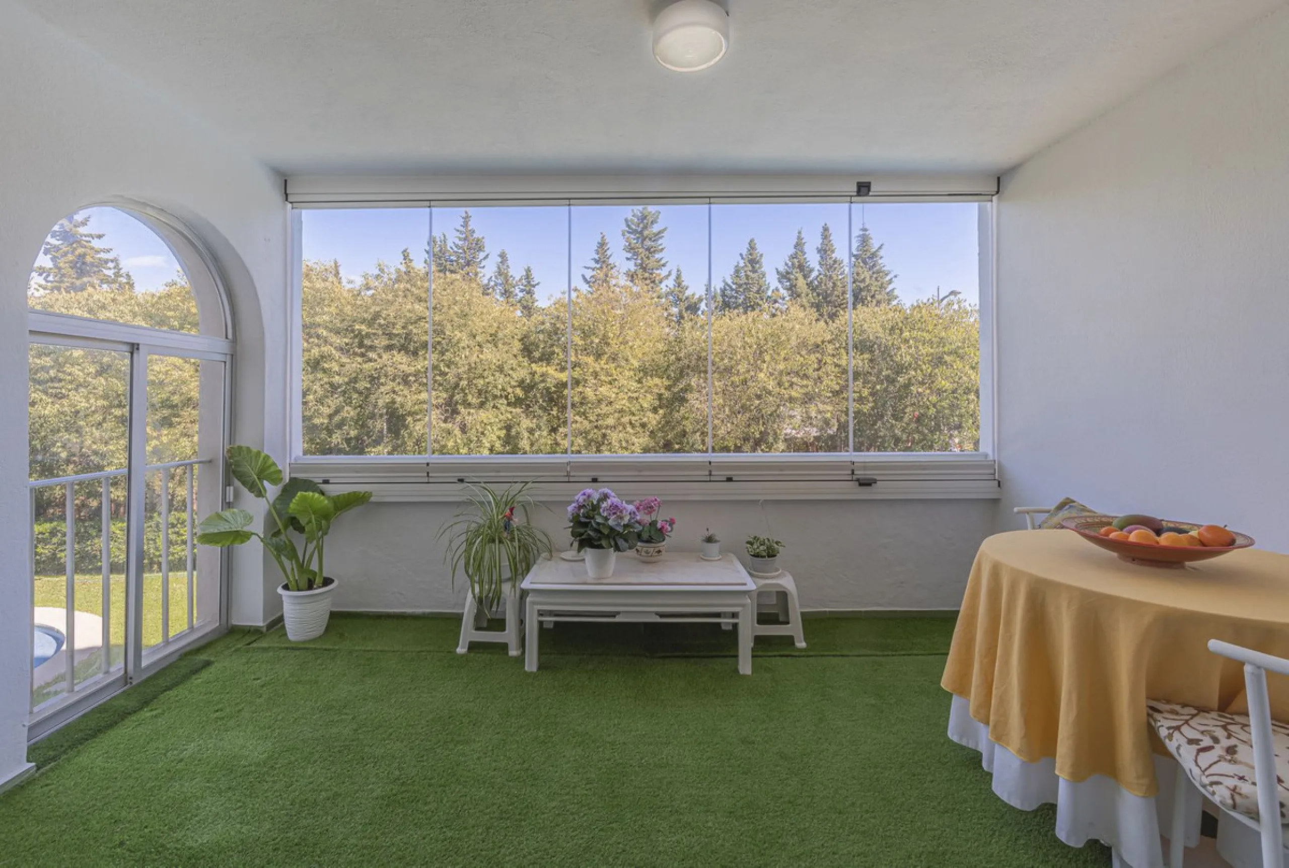 Spacious flat to refurbish in Nueva Andalucia, close to Centro Comercial Plaza and walking distance to Puerto Banus. Discover a unique option! A spacious flat, designed on one floor, which is characterised by its functional and comfortable layout. Upon en