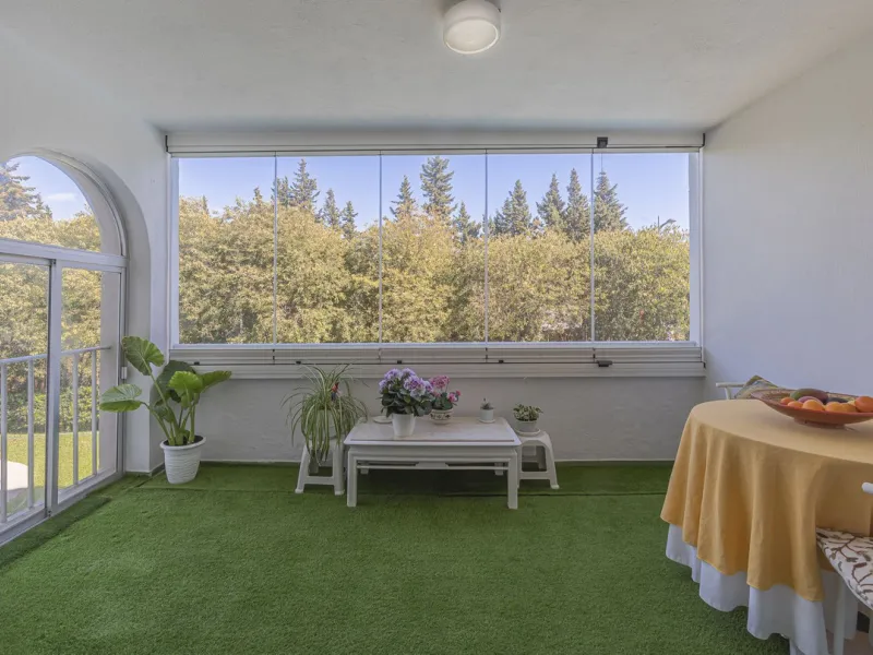 Spacious flat to refurbish in Nueva Andalucia, close to Centro Comercial Plaza and walking distance to Puerto Banus. Discover a unique option! A spacious flat, designed on one floor, which is characterised by its functional and comfortable layout. Upon en