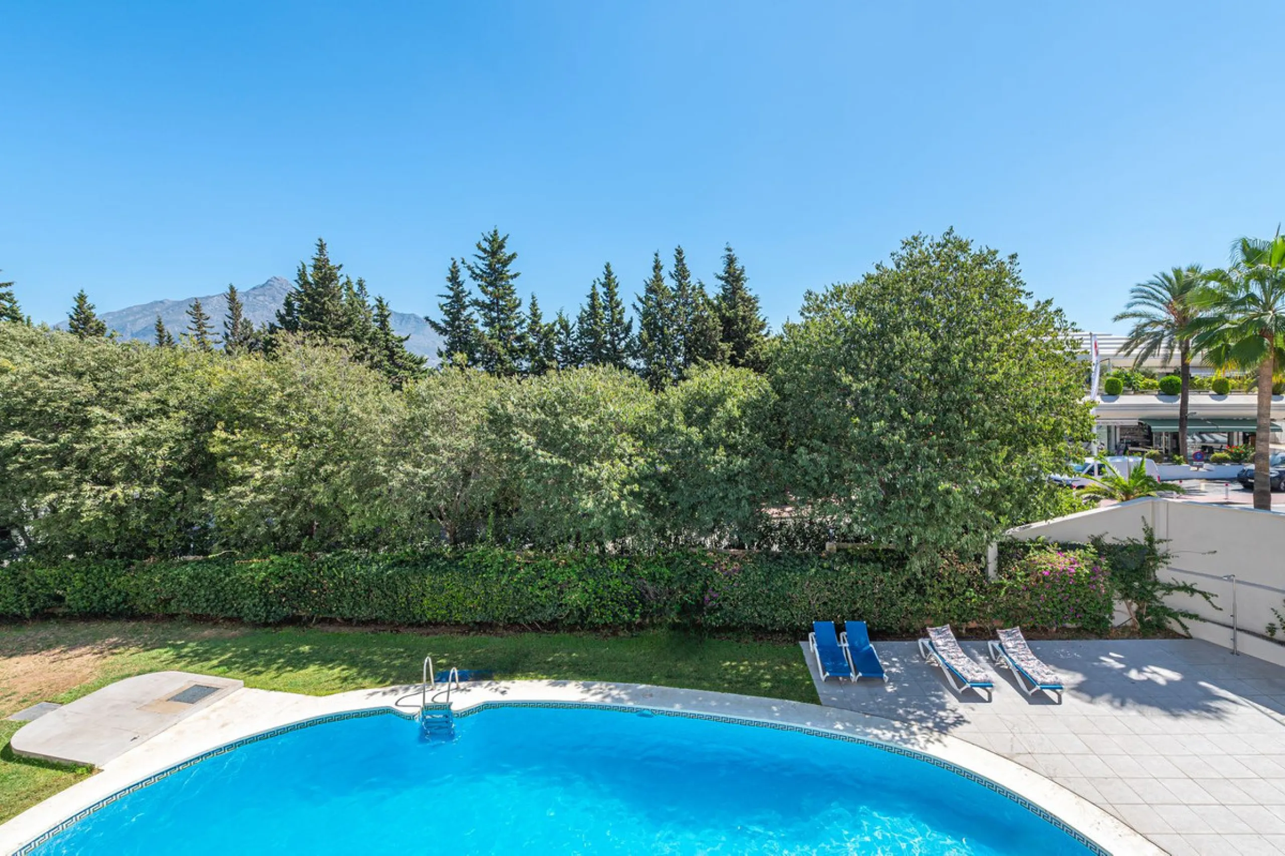 Spacious flat to refurbish in Nueva Andalucia, close to Centro Comercial Plaza and walking distance to Puerto Banus. Discover a unique option! A spacious flat, designed on one floor, which is characterised by its functional and comfortable layout. Upon en