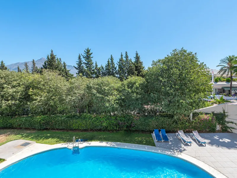 Spacious flat to refurbish in Nueva Andalucia, close to Centro Comercial Plaza and walking distance to Puerto Banus. Discover a unique option! A spacious flat, designed on one floor, which is characterised by its functional and comfortable layout. Upon en