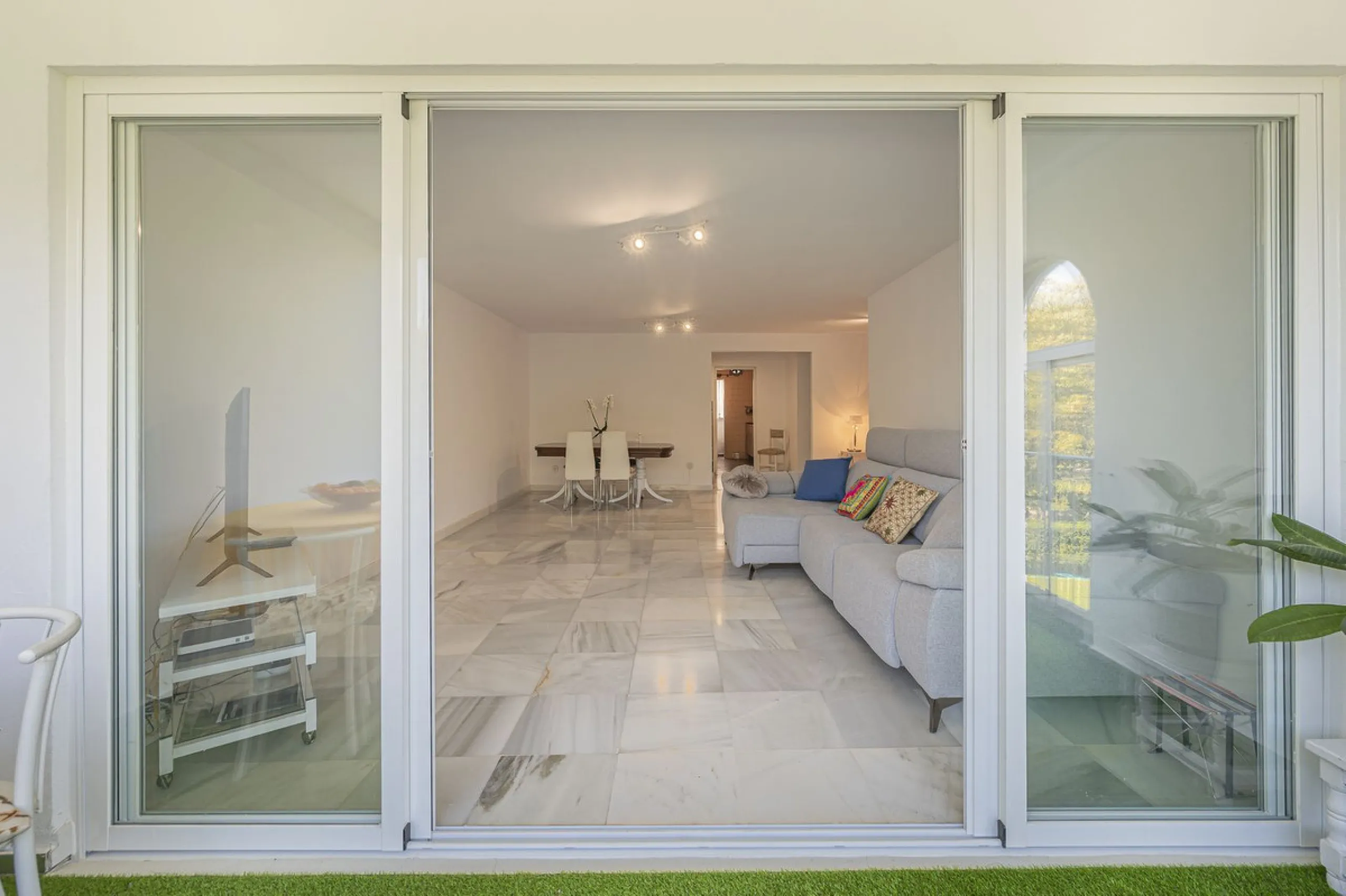 Spacious flat to refurbish in Nueva Andalucia, close to Centro Comercial Plaza and walking distance to Puerto Banus. Discover a unique option! A spacious flat, designed on one floor, which is characterised by its functional and comfortable layout. Upon en
