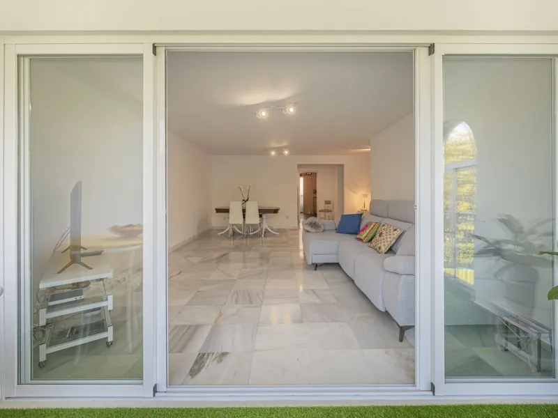 Spacious flat to refurbish in Nueva Andalucia, close to Centro Comercial Plaza and walking distance to Puerto Banus. Discover a unique option! A spacious flat, designed on one floor, which is characterised by its functional and comfortable layout. Upon en