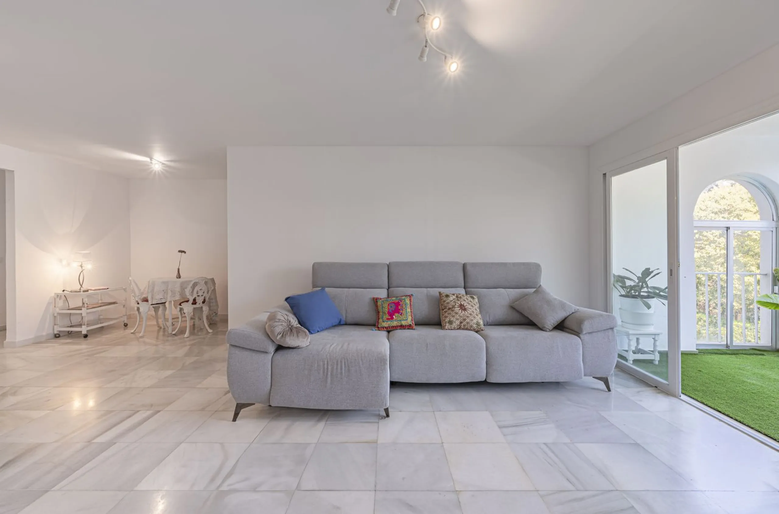 Spacious flat to refurbish in Nueva Andalucia, close to Centro Comercial Plaza and walking distance to Puerto Banus. Discover a unique option! A spacious flat, designed on one floor, which is characterised by its functional and comfortable layout. Upon en
