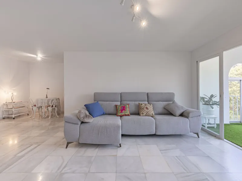 Spacious flat to refurbish in Nueva Andalucia, close to Centro Comercial Plaza and walking distance to Puerto Banus. Discover a unique option! A spacious flat, designed on one floor, which is characterised by its functional and comfortable layout. Upon en