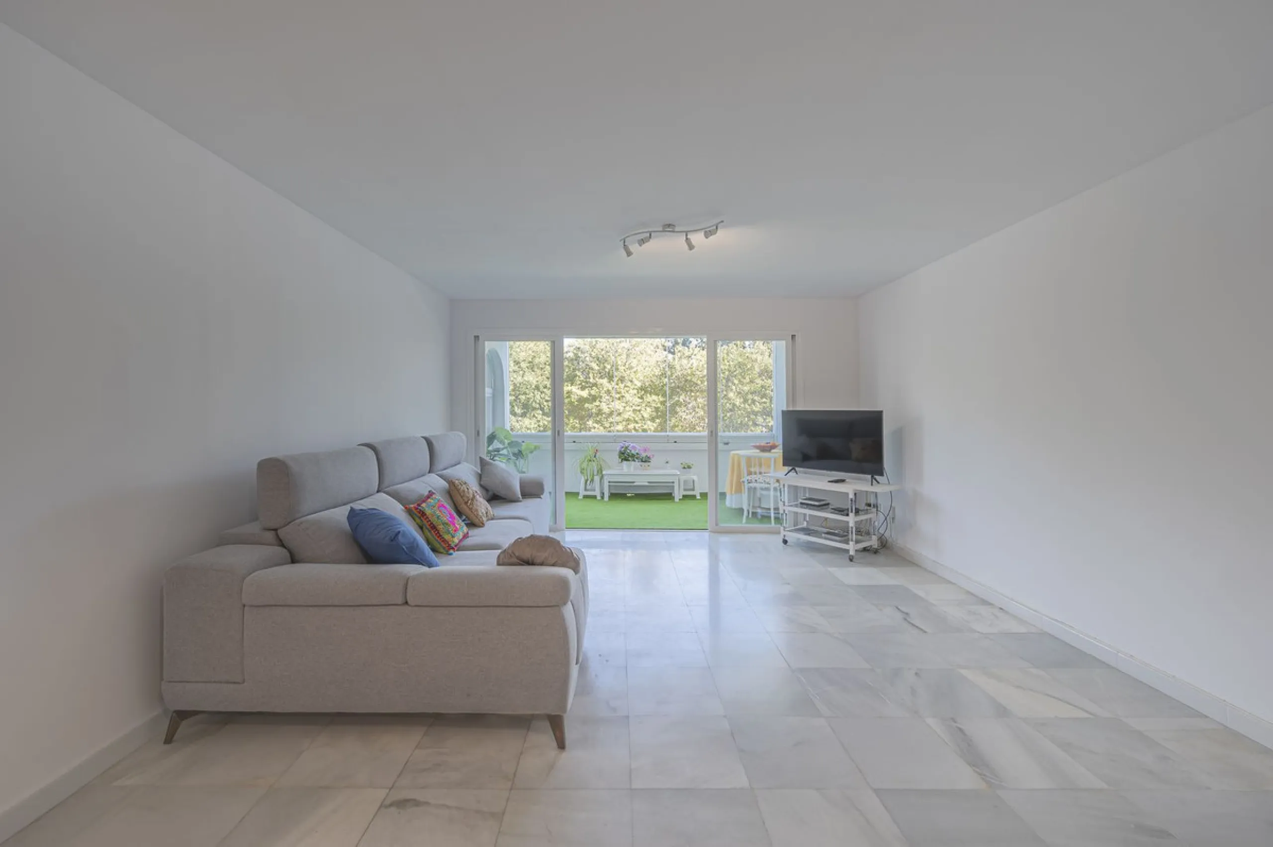 Spacious flat to refurbish in Nueva Andalucia, close to Centro Comercial Plaza and walking distance to Puerto Banus. Discover a unique option! A spacious flat, designed on one floor, which is characterised by its functional and comfortable layout. Upon en
