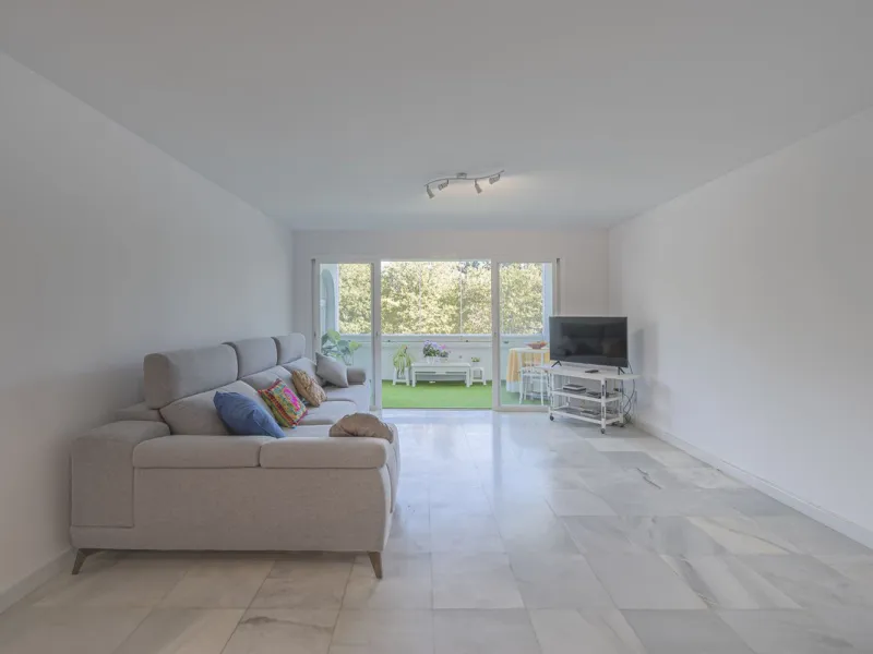 Spacious flat to refurbish in Nueva Andalucia, close to Centro Comercial Plaza and walking distance to Puerto Banus. Discover a unique option! A spacious flat, designed on one floor, which is characterised by its functional and comfortable layout. Upon en