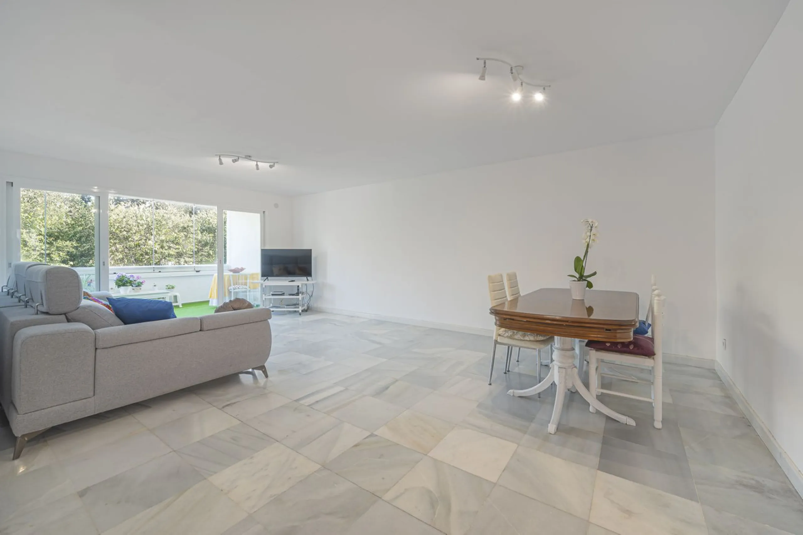 Spacious flat to refurbish in Nueva Andalucia, close to Centro Comercial Plaza and walking distance to Puerto Banus. Discover a unique option! A spacious flat, designed on one floor, which is characterised by its functional and comfortable layout. Upon en