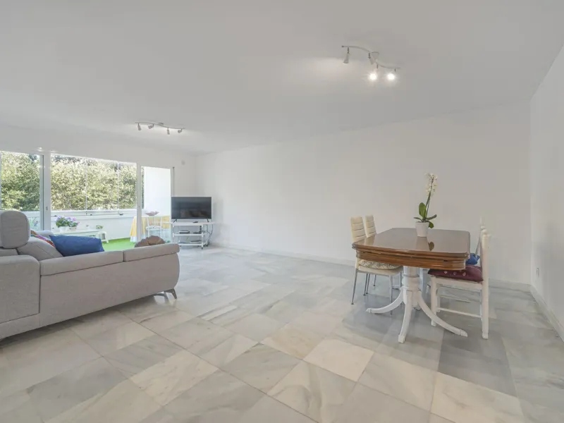 Spacious flat to refurbish in Nueva Andalucia, close to Centro Comercial Plaza and walking distance to Puerto Banus. Discover a unique option! A spacious flat, designed on one floor, which is characterised by its functional and comfortable layout. Upon en
