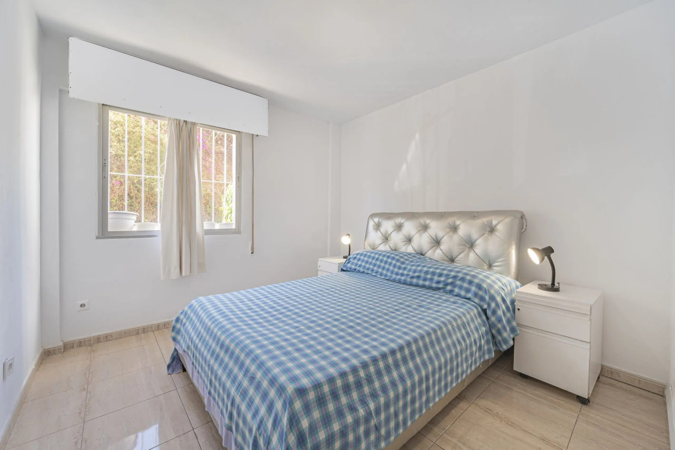 Spacious flat to refurbish in Nueva Andalucia, close to Centro Comercial Plaza and walking distance to Puerto Banus. Discover a unique option! A spacious flat, designed on one floor, which is characterised by its functional and comfortable layout. Upon en