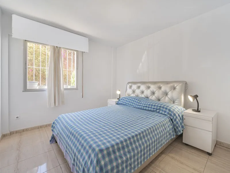 Spacious flat to refurbish in Nueva Andalucia, close to Centro Comercial Plaza and walking distance to Puerto Banus. Discover a unique option! A spacious flat, designed on one floor, which is characterised by its functional and comfortable layout. Upon en