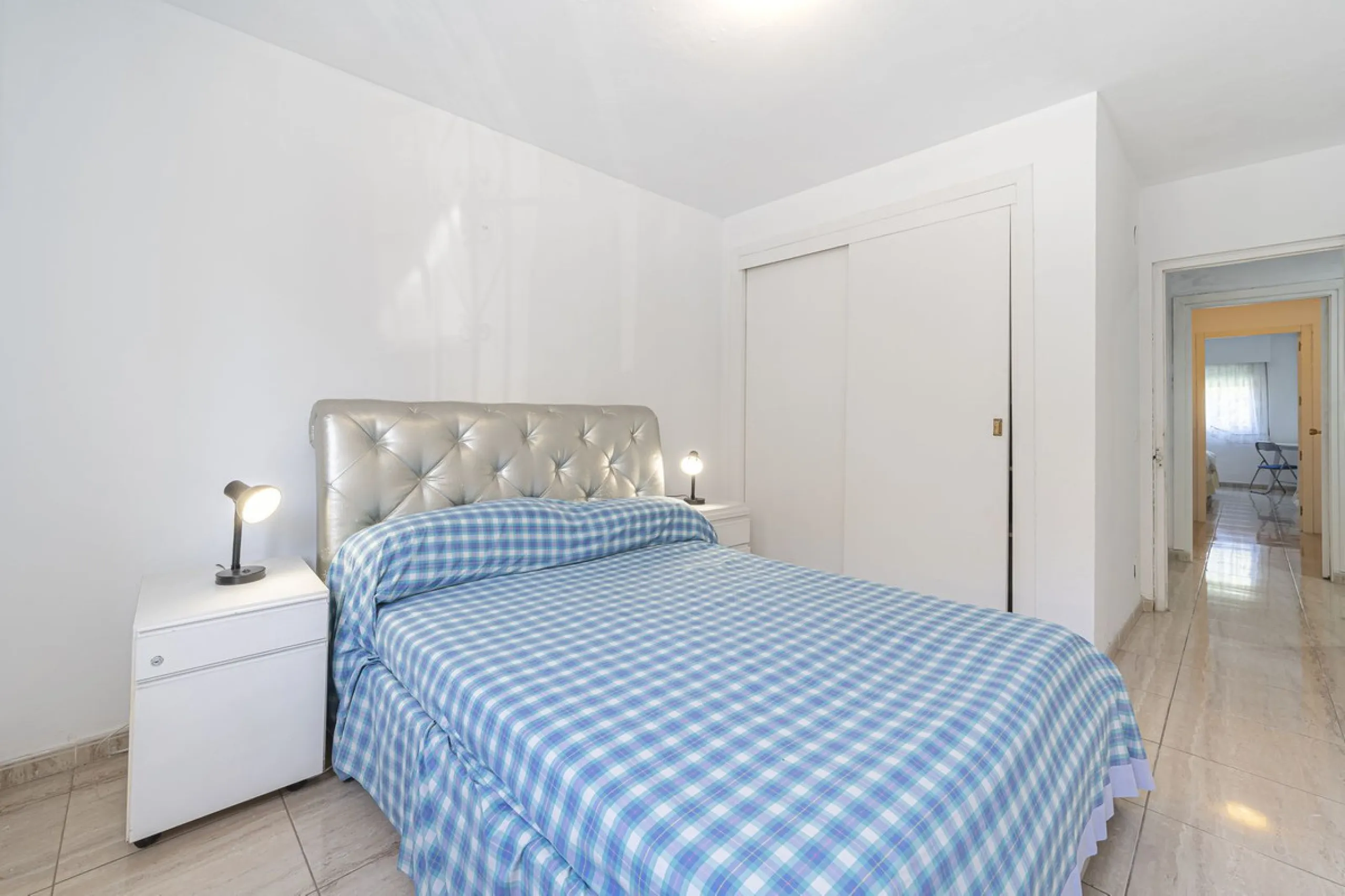 Spacious flat to refurbish in Nueva Andalucia, close to Centro Comercial Plaza and walking distance to Puerto Banus. Discover a unique option! A spacious flat, designed on one floor, which is characterised by its functional and comfortable layout. Upon en