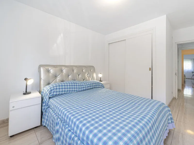 Spacious flat to refurbish in Nueva Andalucia, close to Centro Comercial Plaza and walking distance to Puerto Banus. Discover a unique option! A spacious flat, designed on one floor, which is characterised by its functional and comfortable layout. Upon en
