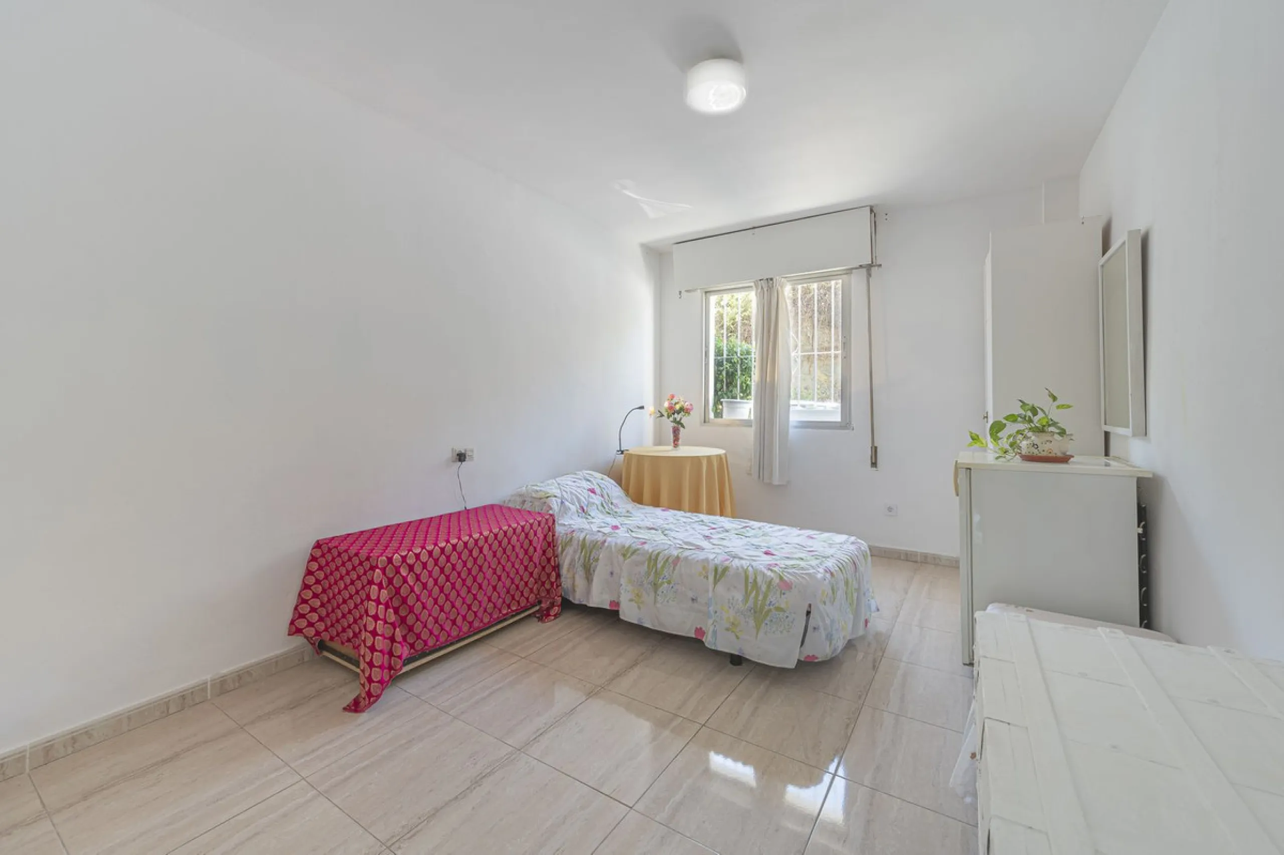 Spacious flat to refurbish in Nueva Andalucia, close to Centro Comercial Plaza and walking distance to Puerto Banus. Discover a unique option! A spacious flat, designed on one floor, which is characterised by its functional and comfortable layout. Upon en