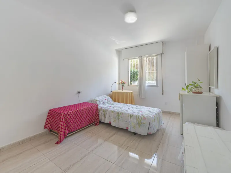 Spacious flat to refurbish in Nueva Andalucia, close to Centro Comercial Plaza and walking distance to Puerto Banus. Discover a unique option! A spacious flat, designed on one floor, which is characterised by its functional and comfortable layout. Upon en