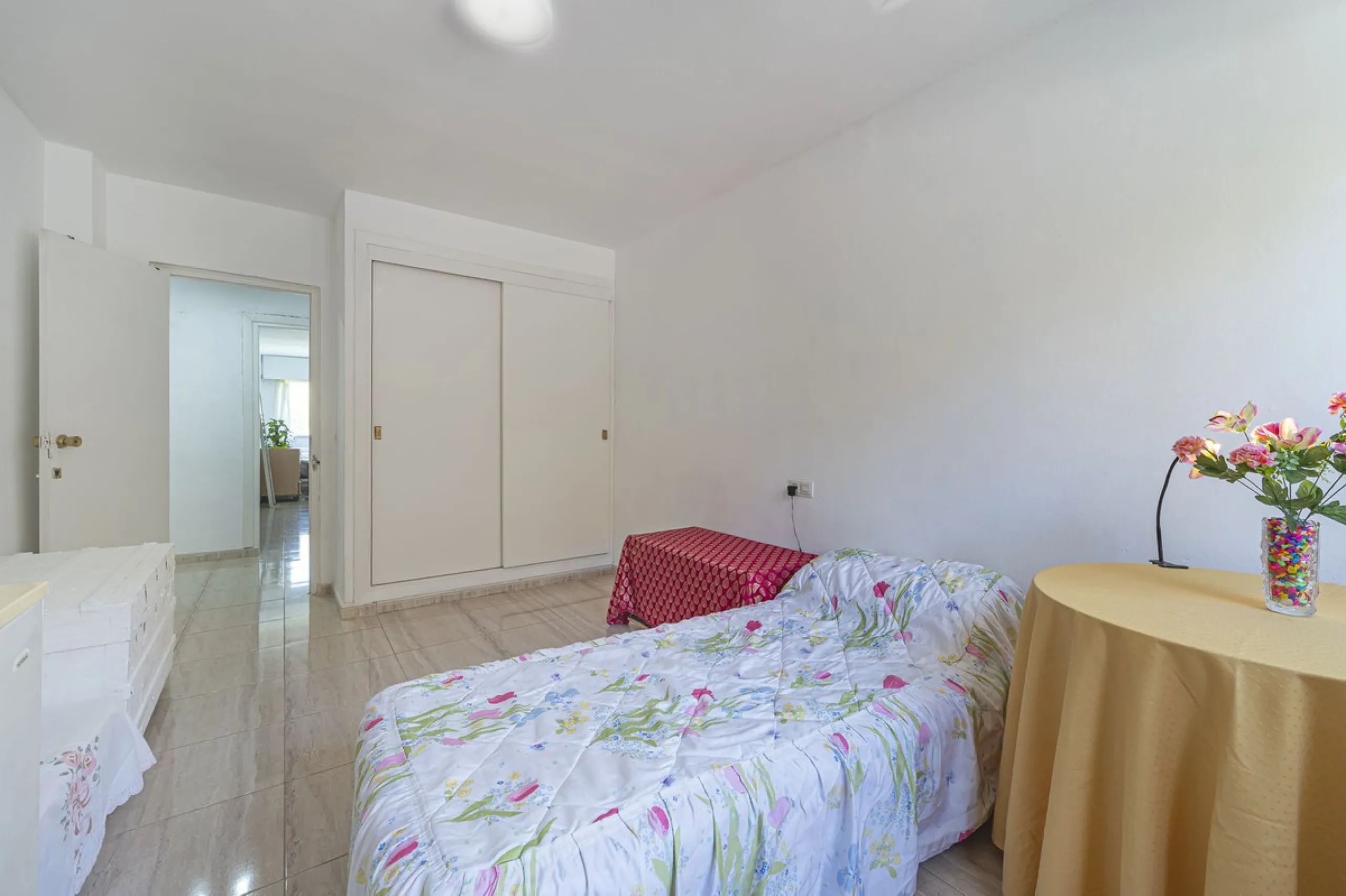 Spacious flat to refurbish in Nueva Andalucia, close to Centro Comercial Plaza and walking distance to Puerto Banus. Discover a unique option! A spacious flat, designed on one floor, which is characterised by its functional and comfortable layout. Upon en