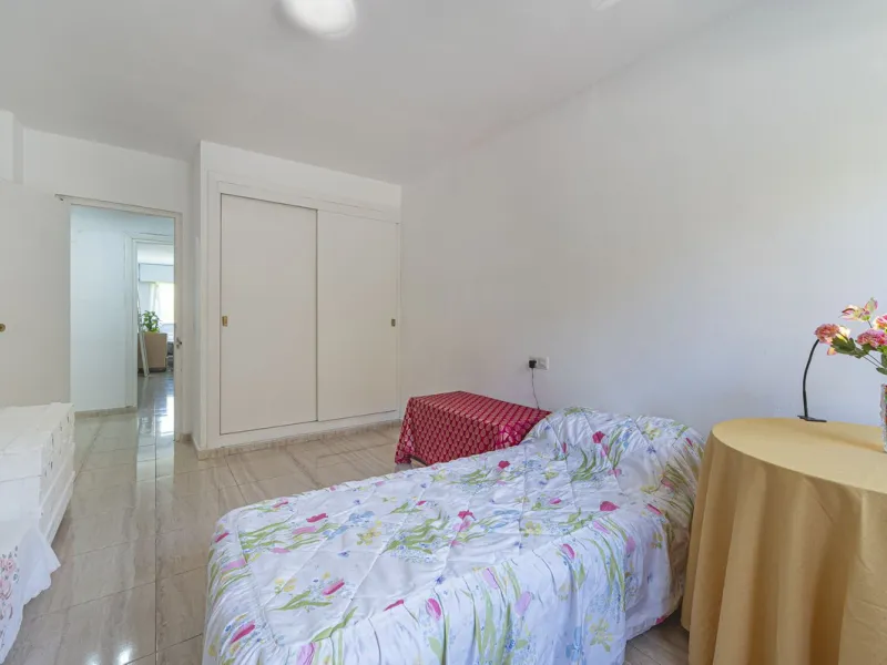 Spacious flat to refurbish in Nueva Andalucia, close to Centro Comercial Plaza and walking distance to Puerto Banus. Discover a unique option! A spacious flat, designed on one floor, which is characterised by its functional and comfortable layout. Upon en