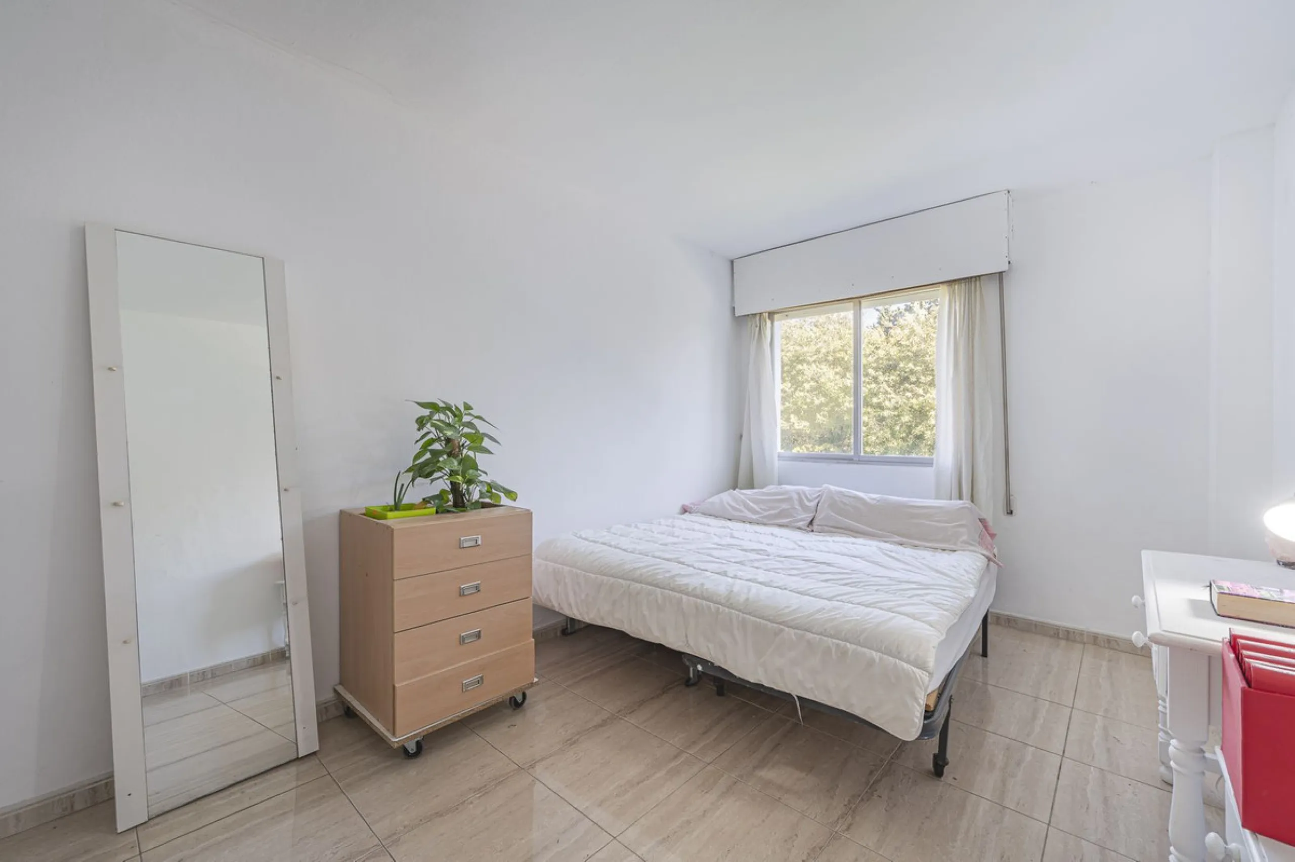 Spacious flat to refurbish in Nueva Andalucia, close to Centro Comercial Plaza and walking distance to Puerto Banus. Discover a unique option! A spacious flat, designed on one floor, which is characterised by its functional and comfortable layout. Upon en