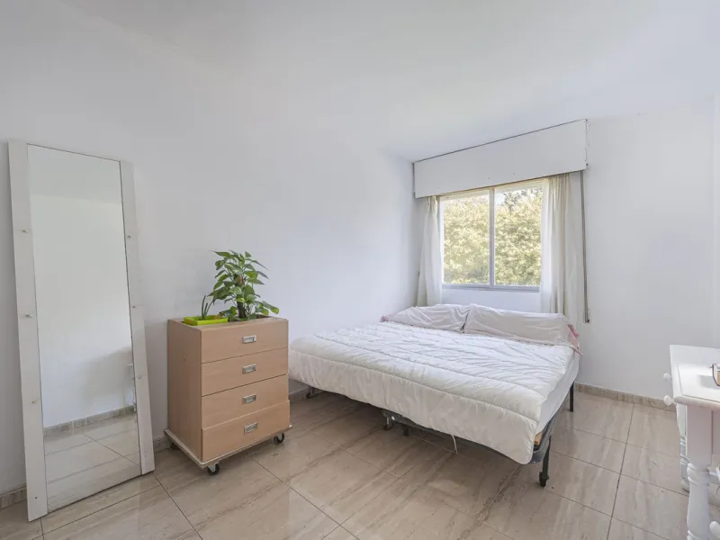 Spacious flat to refurbish in Nueva Andalucia, close to Centro Comercial Plaza and walking distance to Puerto Banus. Discover a unique option! A spacious flat, designed on one floor, which is characterised by its functional and comfortable layout. Upon en