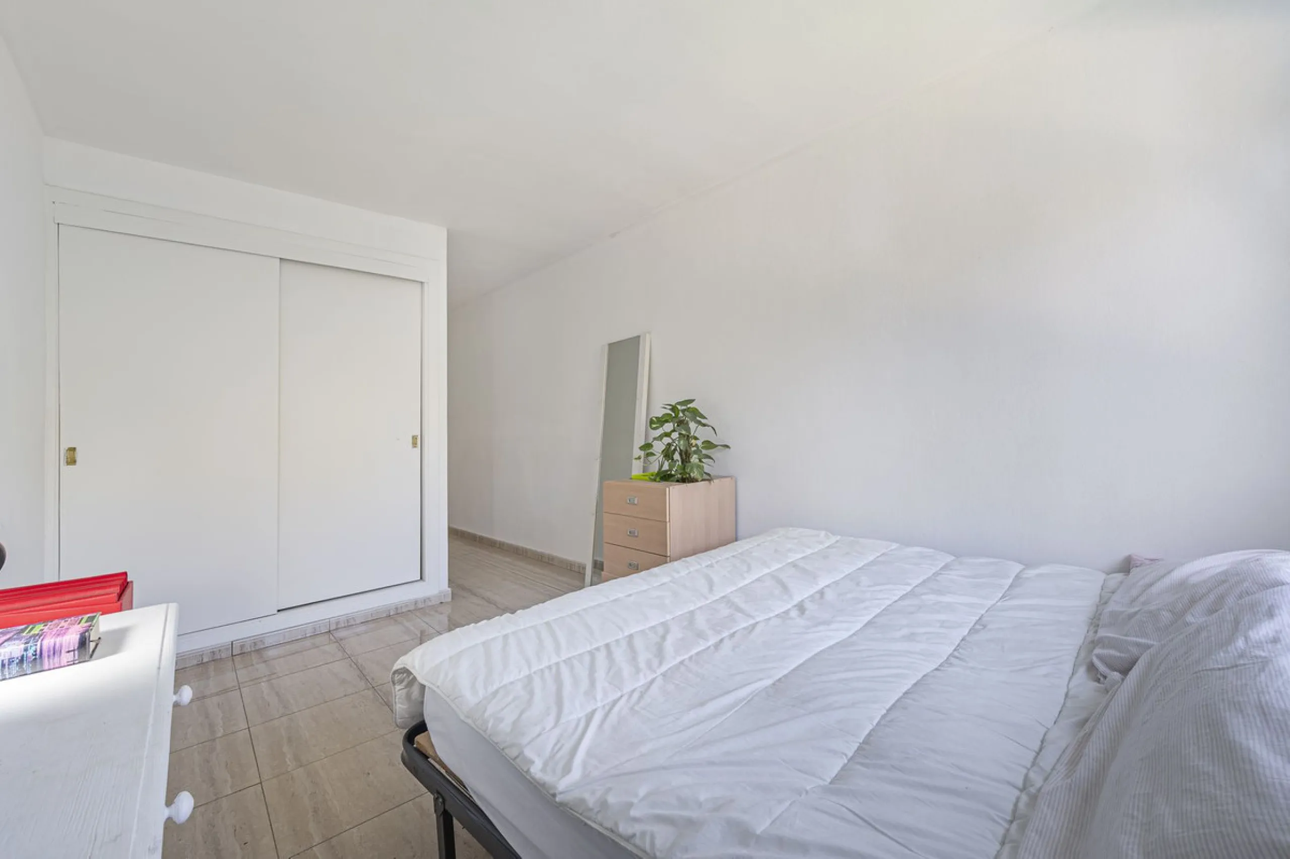 Spacious flat to refurbish in Nueva Andalucia, close to Centro Comercial Plaza and walking distance to Puerto Banus. Discover a unique option! A spacious flat, designed on one floor, which is characterised by its functional and comfortable layout. Upon en