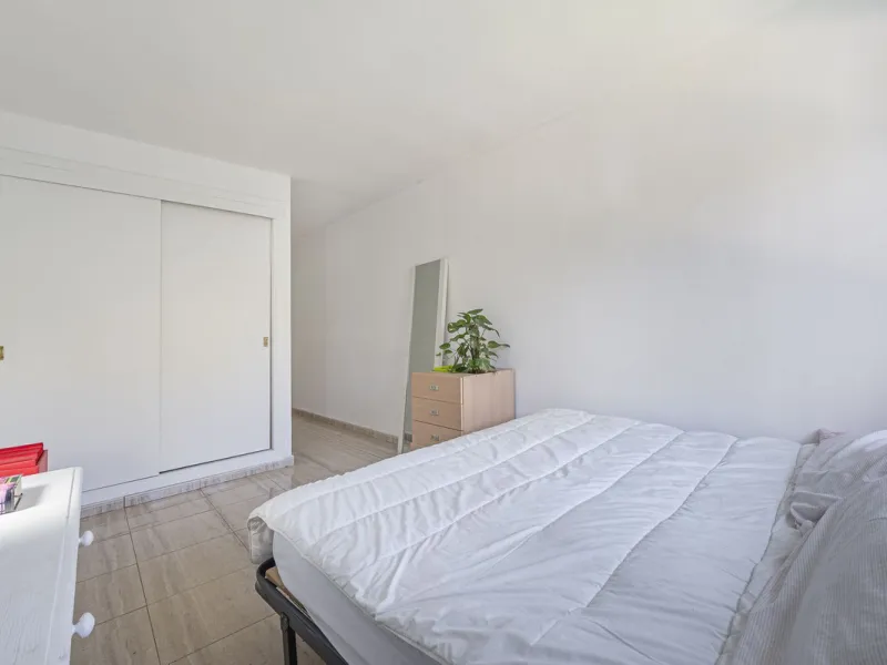 Spacious flat to refurbish in Nueva Andalucia, close to Centro Comercial Plaza and walking distance to Puerto Banus. Discover a unique option! A spacious flat, designed on one floor, which is characterised by its functional and comfortable layout. Upon en