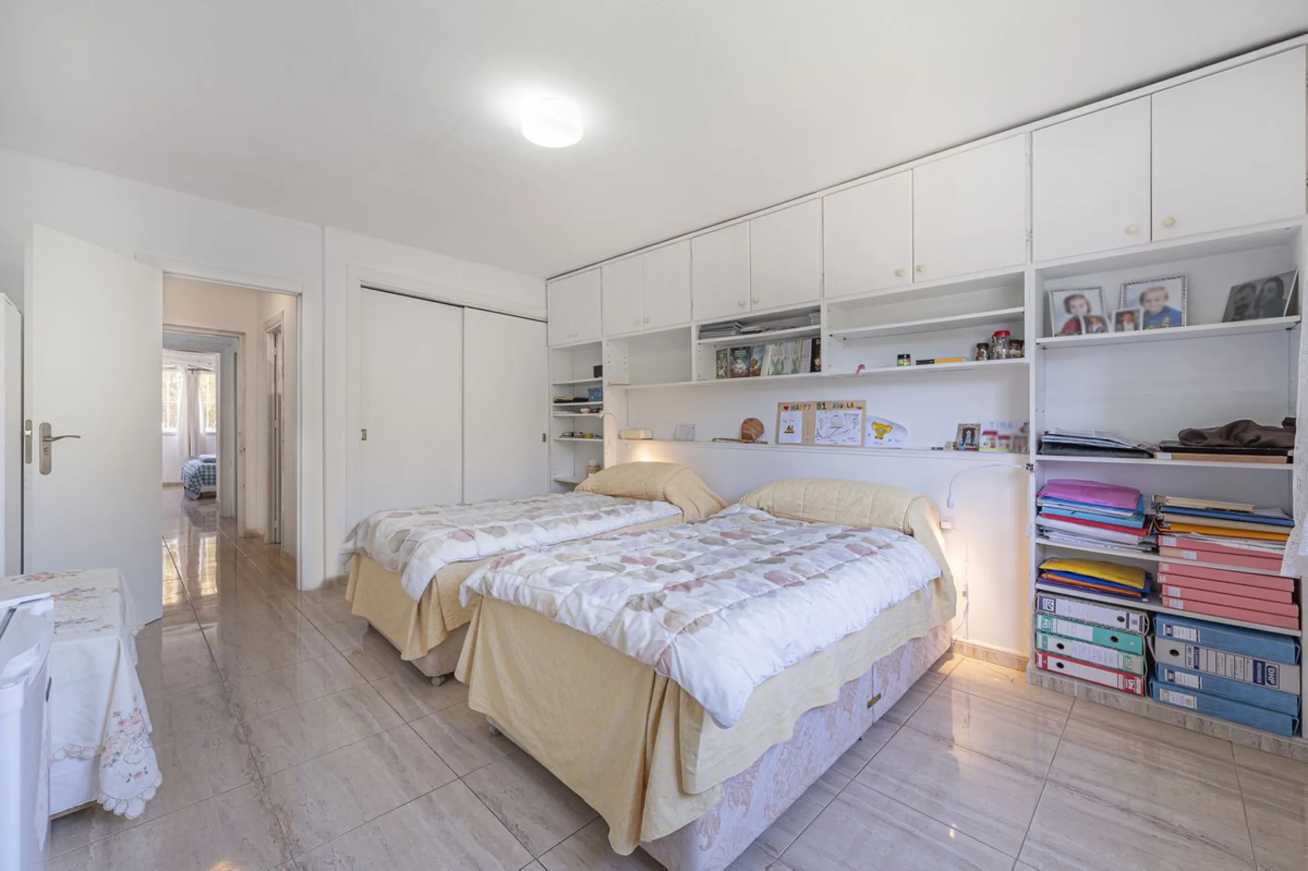 Spacious flat to refurbish in Nueva Andalucia, close to Centro Comercial Plaza and walking distance to Puerto Banus. Discover a unique option! A spacious flat, designed on one floor, which is characterised by its functional and comfortable layout. Upon en