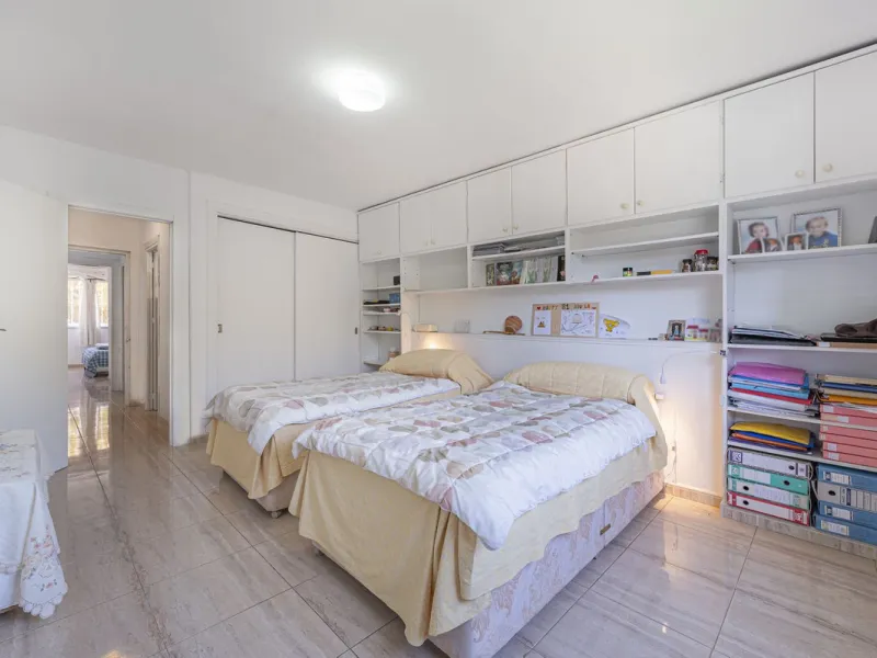 Spacious flat to refurbish in Nueva Andalucia, close to Centro Comercial Plaza and walking distance to Puerto Banus. Discover a unique option! A spacious flat, designed on one floor, which is characterised by its functional and comfortable layout. Upon en