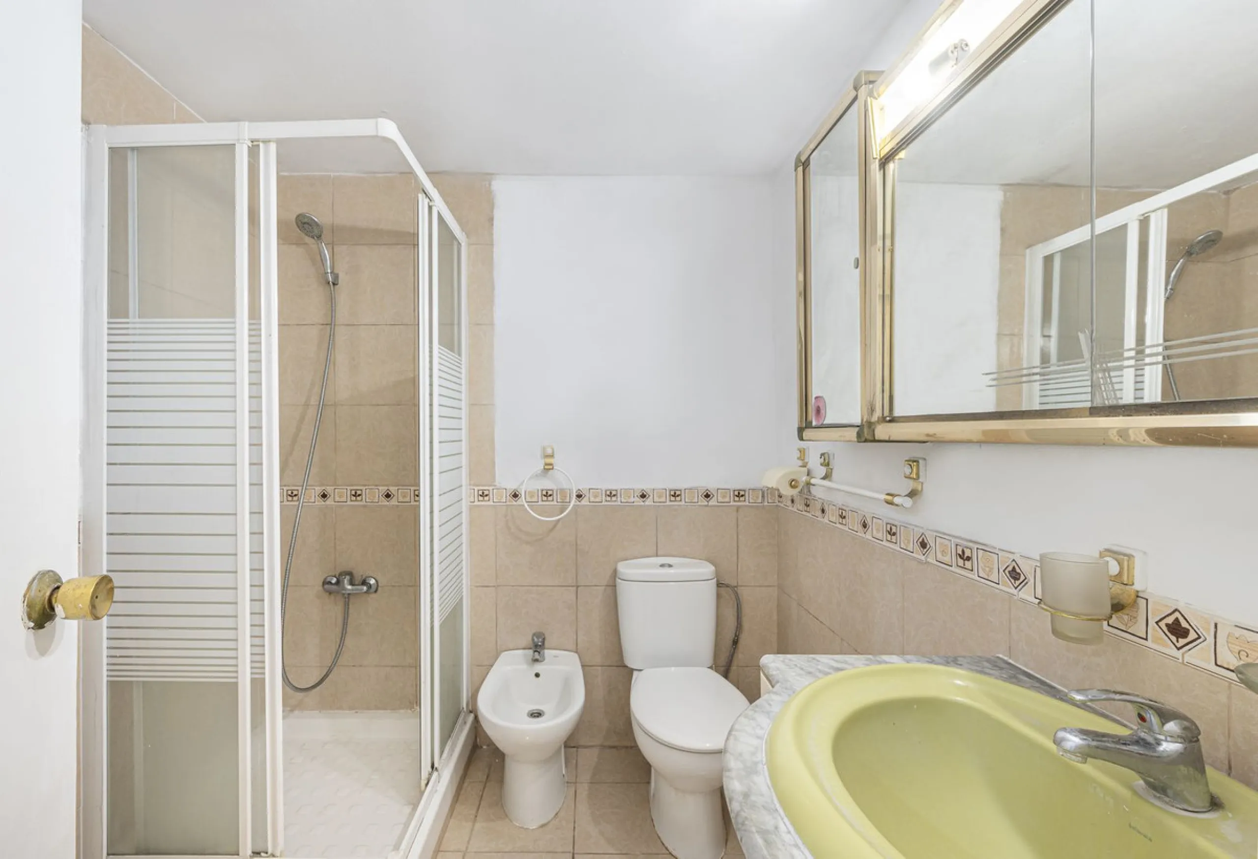 Spacious flat to refurbish in Nueva Andalucia, close to Centro Comercial Plaza and walking distance to Puerto Banus. Discover a unique option! A spacious flat, designed on one floor, which is characterised by its functional and comfortable layout. Upon en