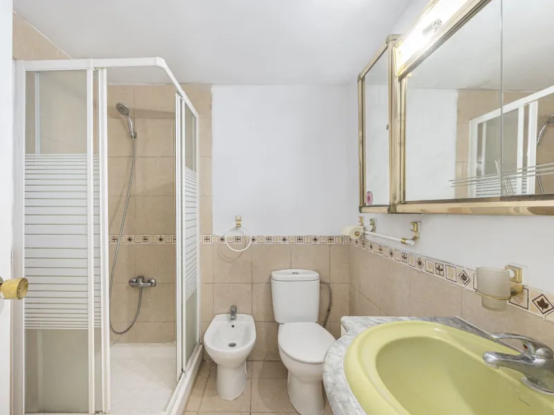 Spacious flat to refurbish in Nueva Andalucia, close to Centro Comercial Plaza and walking distance to Puerto Banus. Discover a unique option! A spacious flat, designed on one floor, which is characterised by its functional and comfortable layout. Upon en