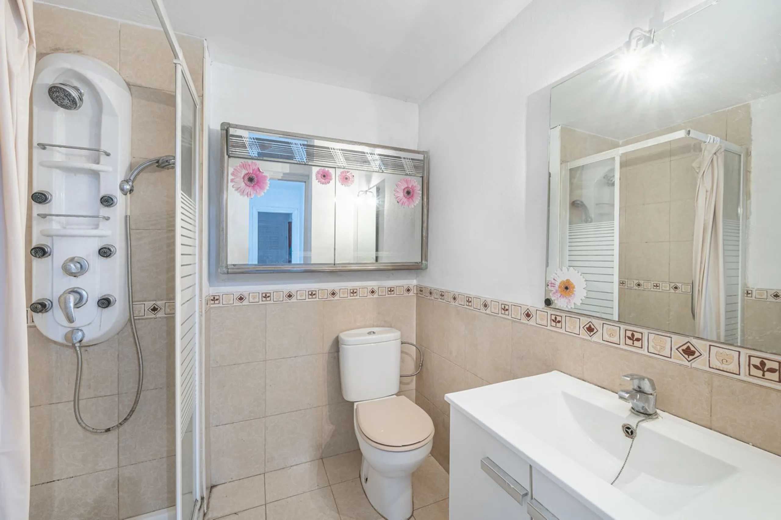 Spacious flat to refurbish in Nueva Andalucia, close to Centro Comercial Plaza and walking distance to Puerto Banus. Discover a unique option! A spacious flat, designed on one floor, which is characterised by its functional and comfortable layout. Upon en